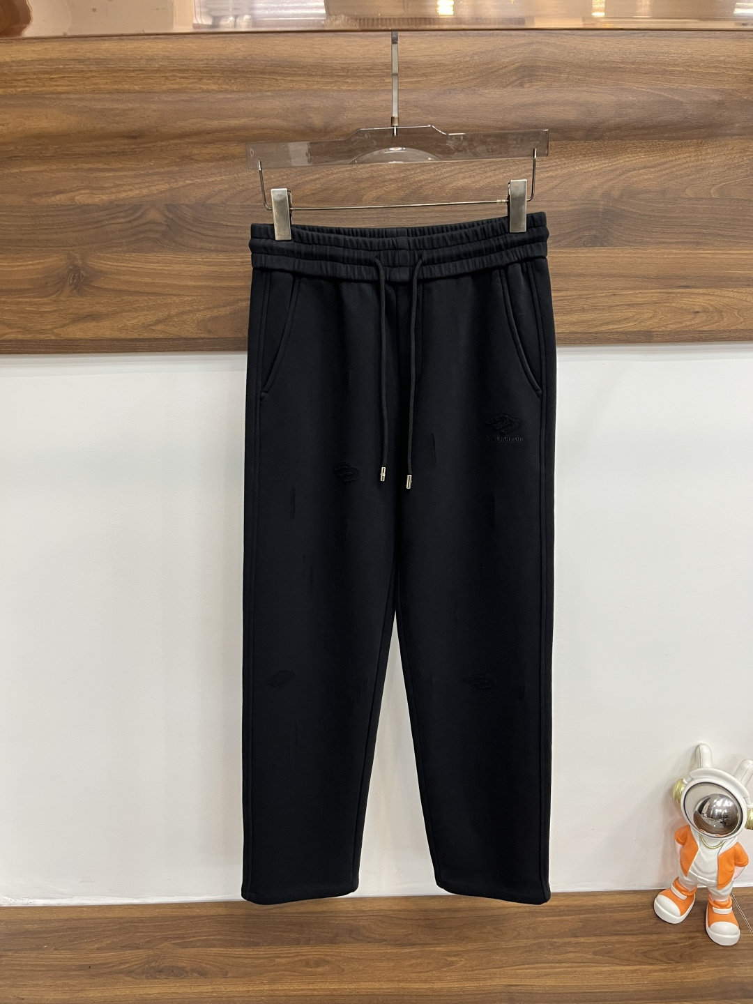 NO:601750,Mainly recommend Balenciaga 2025 autumn and winter new casual pants!  On sale simultaneously on the official website. Brand classic LOGO casual pants, customized fabrics, excellent comfort, strong touch. Highly identifiable, perfect appearance and craftsmanship. Size M-3XL H2025 new model debut,,balenciaga,balenciaga,alexander wang19860909主推 Balenciaga 巴黎世家 2025秋冬新款休闲裤！官网同步发售.品牌经典LOGO休闲裤 ,定制面料,舒适度极好,手触感强烈.辨识度极高,完美品相工艺. 尺码M-3XL H2025新款首发,,balenciaga,balenciaga,alexander wang,Men's clothing