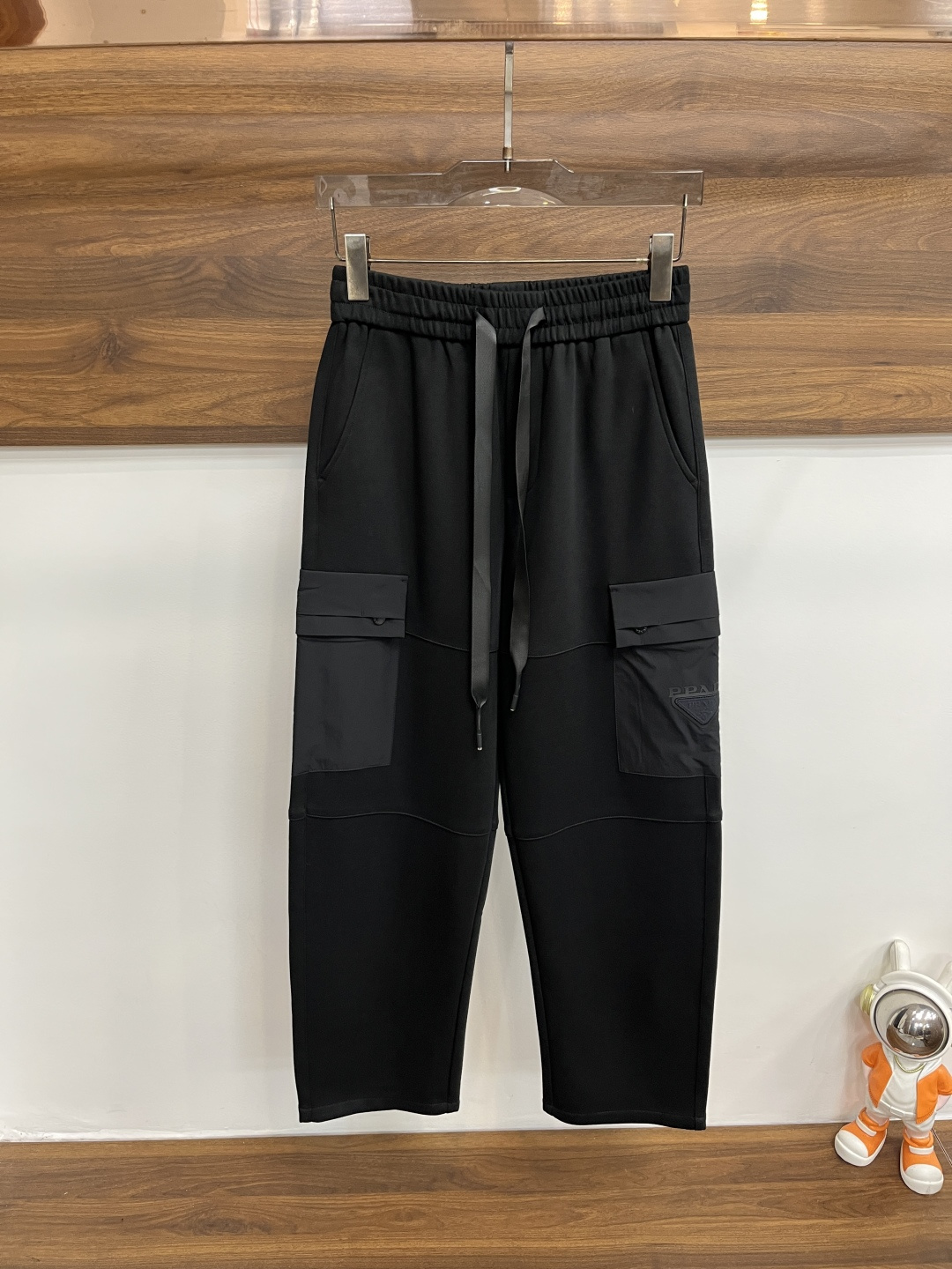 NO:601752,Mainly recommend Prada Prada 2025 autumn and winter new casual pants!  On sale simultaneously on the official website. The brand's classic LOGO casual pants, customized fabrics, excellent comfort, strong touch. Highly identifiable, perfect appearance and craftsmanship. Size M-3XL H2025 new model debut, prada, prada, alexander wang19860909主推 Prada 普拉达 2025秋冬新款休闲裤！官网同步发售.品牌经典LOGO休闲裤 ,定制面料,舒适度极好,手触感强烈.辨识度极高,完美品相工艺. 尺码M-3XL H2025新款首发,,prada,prada,alexander wang,Men's clothing