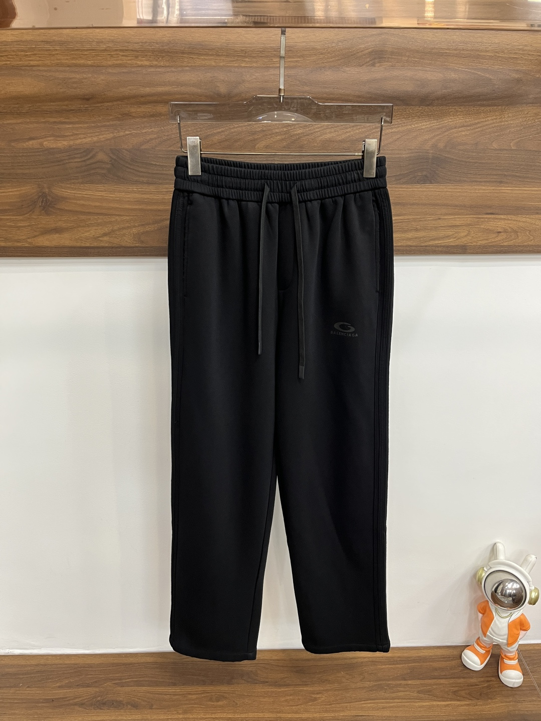 NO:601754,Mainly recommend Balenciaga 2025 autumn and winter new casual pants!  On sale simultaneously on the official website. The brand's classic LOGO casual pants, customized fabrics, excellent comfort, strong touch. Highly recognizable, perfect appearance and craftsmanship. Size M-3XL H2025 new model debut,, balenciaga, balenciaga, alexander wang19860909主推 Balenciaga 巴黎世家 2025秋冬新款休闲裤！官网同步发售.品牌经典LOGO休闲裤 ,定制面料,舒适度极好,手触感强烈.辨识度极高,完美品相工艺. 尺码M-3XL H2025新款首发,,balenciaga,balenciaga,alexander wang,Men's clothing