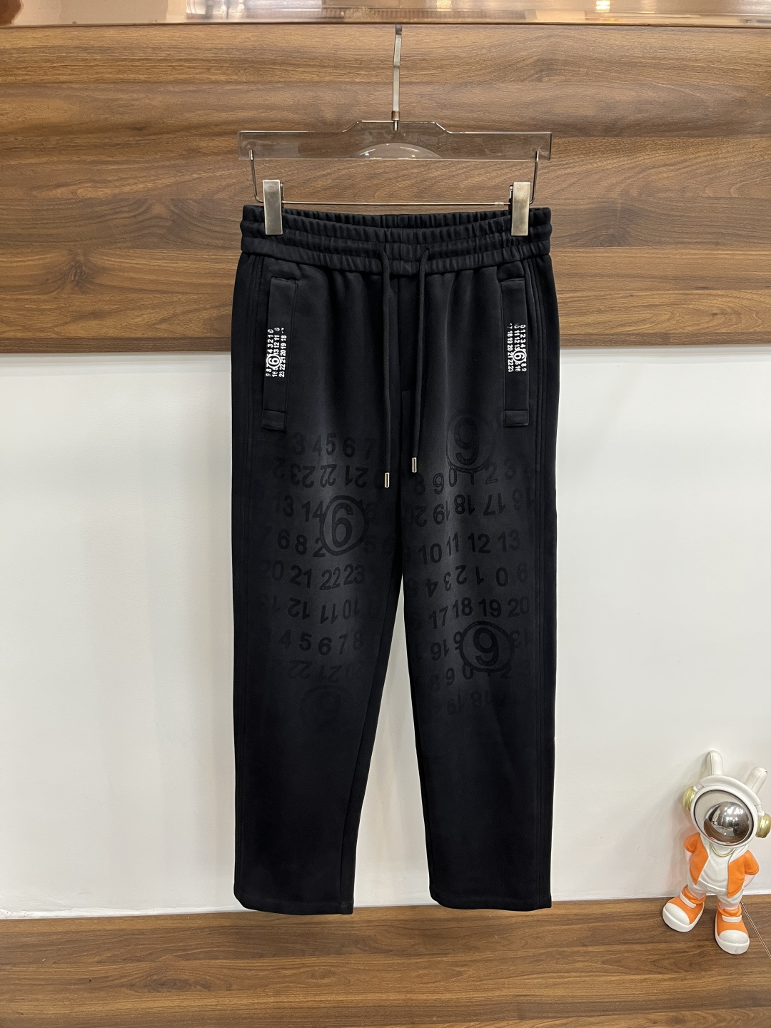 NO:601756,Mainly recommending Margiela’s 2025 autumn and winter new casual pants!  On sale simultaneously on the official website. The brand's classic LOGO casual pants, customized fabrics, extremely comfortable and strong to the touch. Highly recognizable, perfect appearance and craftsmanship. Size M-3XL H2025 new model debut, masion margiela, alexander wang19860909主推 马吉拉 2025秋冬新款休闲裤！官网同步发售.品牌经典LOGO休闲裤 ,定制面料,舒适度极好,手触感强烈.辨识度极高,完美品相工艺. 尺码M-3XL H2025新款首发,,masion margiela,alexander wang,Men's clothing