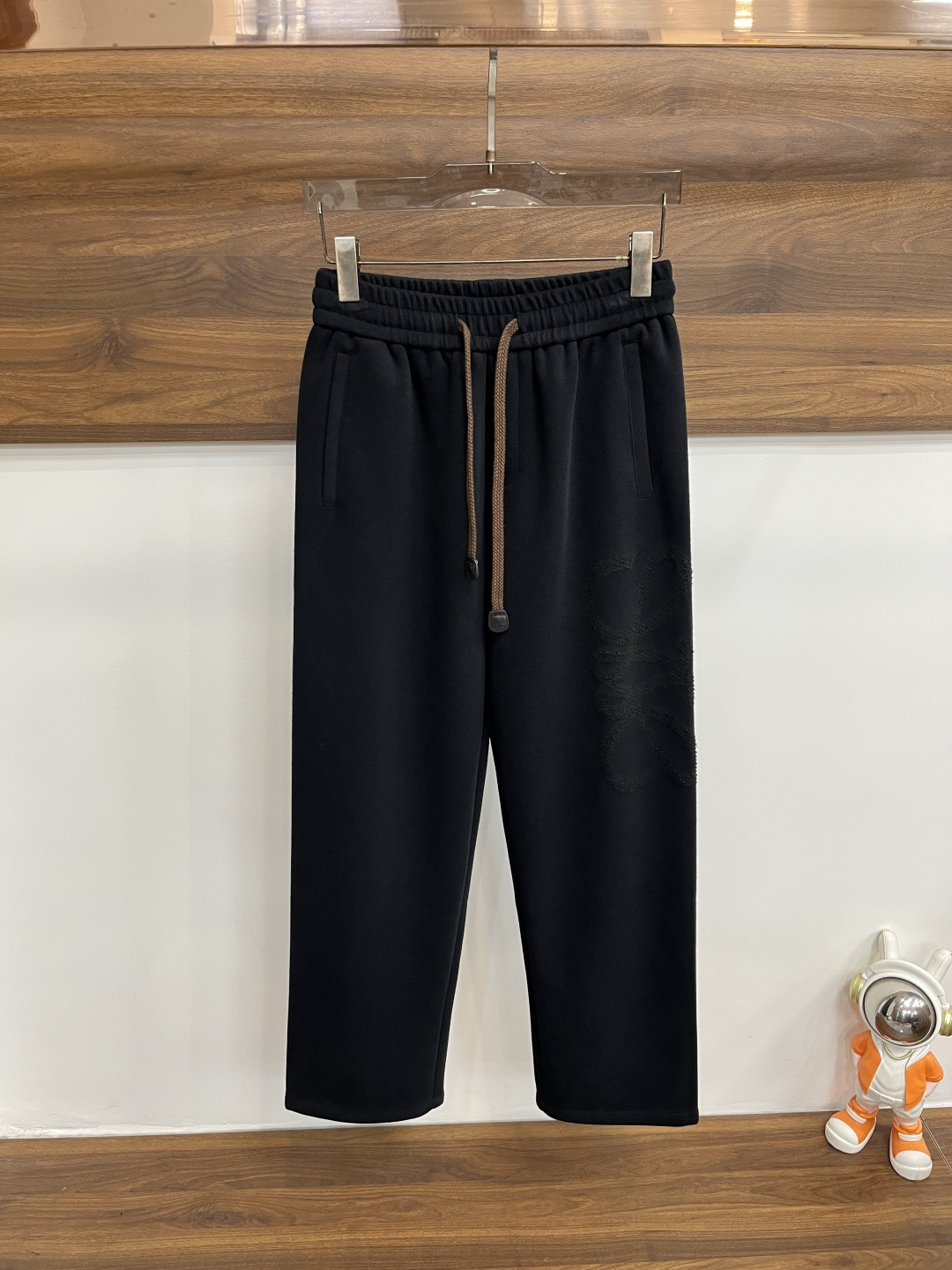 NO:601758,Mainly recommend LOEWE 2025 autumn and winter new casual pants!  On sale simultaneously on the official website. The brand's classic LOGO casual pants, customized fabrics, excellent comfort, strong touch. Highly identifiable, perfect appearance and craftsmanship. Size M-3XL H2025 new model debut,,loewe,loewe,alexander wang19860909主推 LOEWE 罗意威 2025秋冬新款休闲裤！官网同步发售.品牌经典LOGO休闲裤 ,定制面料,舒适度极好,手触感强烈.辨识度极高,完美品相工艺. 尺码M-3XL H2025新款首发,,loewe,loewe,alexander wang,Men's clothing