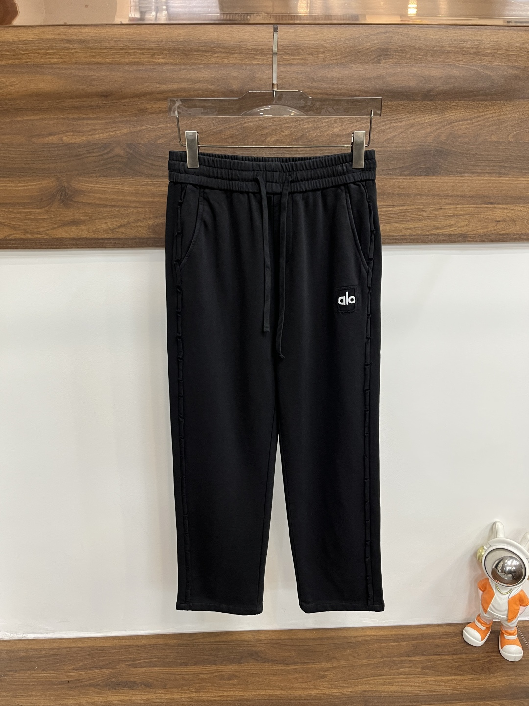 NO:601760,Mainly recommend alo 2025 autumn and winter new casual pants!  On sale simultaneously on the official website. The brand's classic LOGO casual pants, customized fabrics, excellent comfort, strong touch. Highly recognizable, perfect appearance and craftsmanship. Size M-3XL H2025 new model debut,, alexander wang19860909主推 alo 2025秋冬新款休闲裤！官网同步发售.品牌经典LOGO休闲裤 ,定制面料,舒适度极好,手触感强烈.辨识度极高,完美品相工艺. 尺码M-3XL H2025新款首发,,alexander wang,Men's clothing