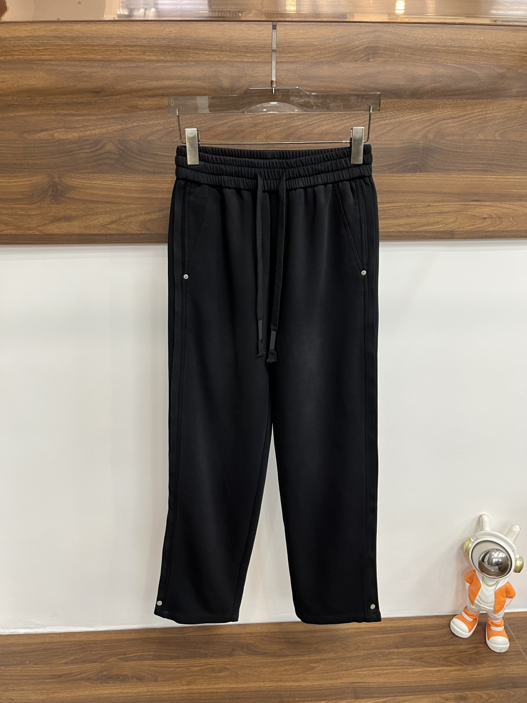 NO:601764,Mainly recommend Balenciaga 2025 autumn and winter new casual pants!  On sale simultaneously on the official website. The brand's classic LOGO casual pants, customized fabrics, excellent comfort, strong touch. Highly recognizable, perfect appearance and craftsmanship. Size M-3XL H2025 new model debut,, balenciaga, balenciaga, alexander wang19860909主推 Balenciaga 巴黎世家 2025秋冬新款休闲裤！官网同步发售.品牌经典LOGO休闲裤 ,定制面料,舒适度极好,手触感强烈.辨识度极高,完美品相工艺. 尺码M-3XL H2025新款首发,,balenciaga,balenciaga,alexander wang,Men's clothing