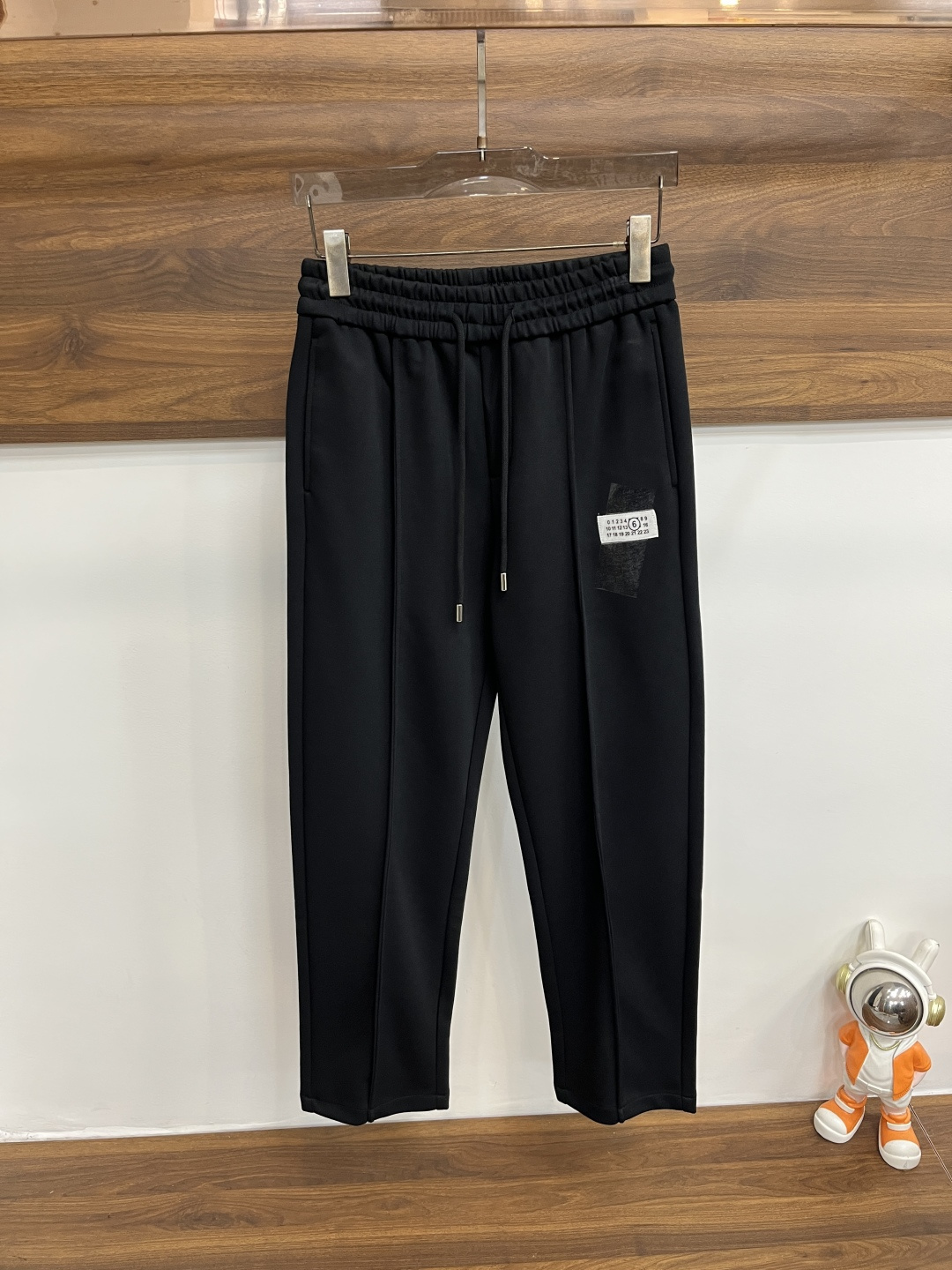 NO:625631,Mainly recommending Margiela’s 2025 autumn and winter new casual pants!  On sale simultaneously on the official website. The brand's classic LOGO casual pants, customized fabrics, extremely comfortable and strong to the touch. Highly recognizable, perfect appearance and craftsmanship. Size M-3XL H2025 new model debut, masion margiela, alexander wang19860909主推 马吉拉 2025秋冬新款休闲裤！官网同步发售.品牌经典LOGO休闲裤 ,定制面料,舒适度极好,手触感强烈.辨识度极高,完美品相工艺. 尺码M-3XL H2025新款首发,,masion margiela,alexander wang,Men's clothing