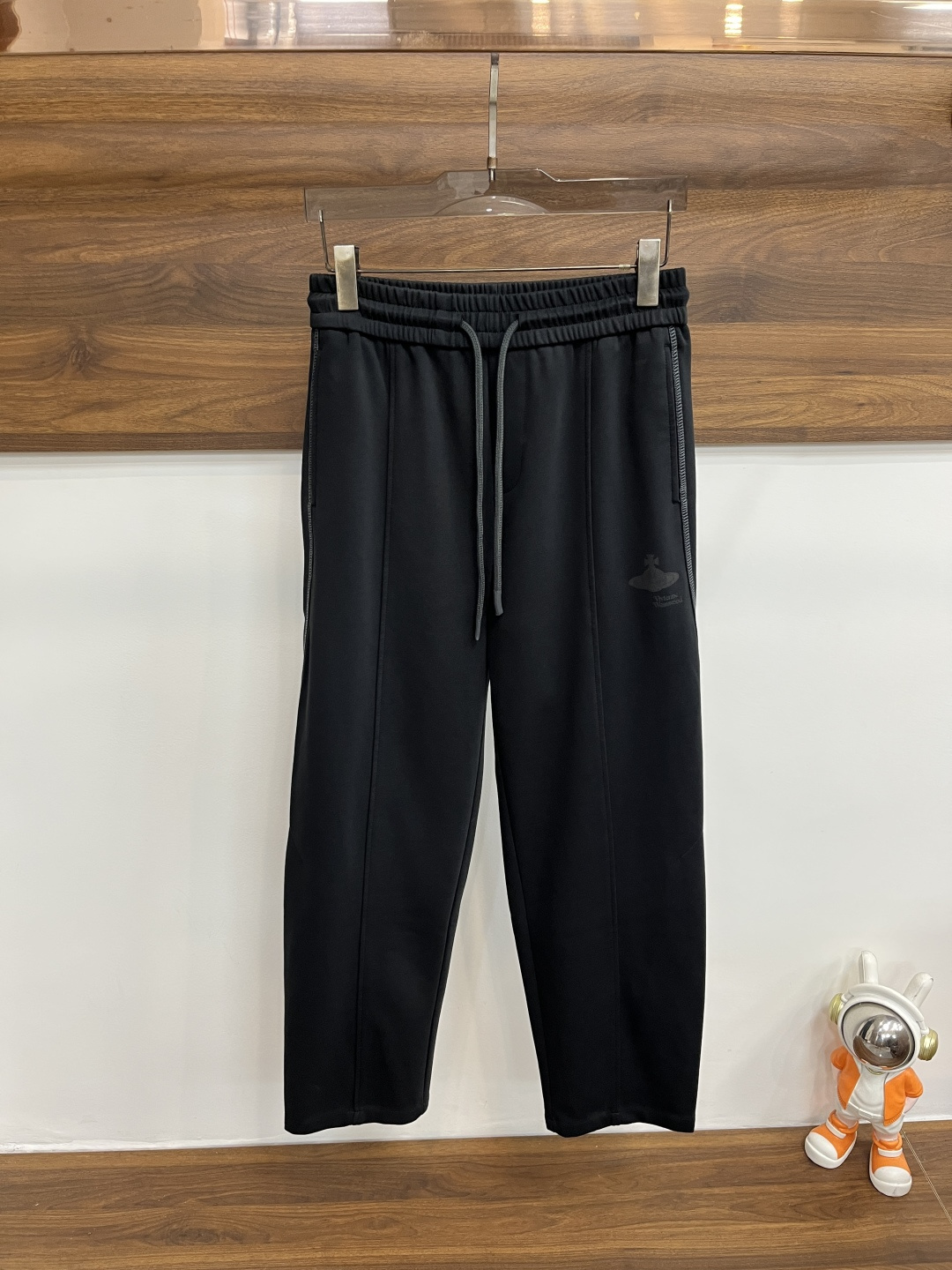 NO:625638,Mainly recommend Balenciaga 2025 autumn and winter new casual pants!  On sale simultaneously on the official website. Brand classic LOGO casual pants, customized fabrics, excellent comfort, strong touch. Highly identifiable, perfect appearance and craftsmanship. Size M-3XL H2025 new model debut,,balenciaga,balenciaga,alexander wang19860909主推 Balenciaga 巴黎世家 2025秋冬新款休闲裤！官网同步发售.品牌经典LOGO休闲裤 ,定制面料,舒适度极好,手触感强烈.辨识度极高,完美品相工艺. 尺码M-3XL H2025新款首发,,balenciaga,balenciaga,alexander wang,Men's clothing