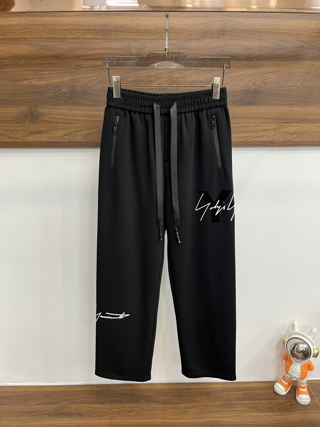 NO:625572,Mainly recommend Y-3 2025 autumn and winter new casual pants!  On sale simultaneously on the official website. The brand's classic LOGO casual pants, customized fabrics, excellent comfort, strong touch. Highly recognizable, perfect appearance and craftsmanship. Size M-3XL H2025 new model debut,, alexander wang19860909主推 Y-3 2025秋冬新款休闲裤！官网同步发售.品牌经典LOGO休闲裤 ,定制面料,舒适度极好,手触感强烈.辨识度极高,完美品相工艺. 尺码M-3XL H2025新款首发,,alexander wang,Men's clothing