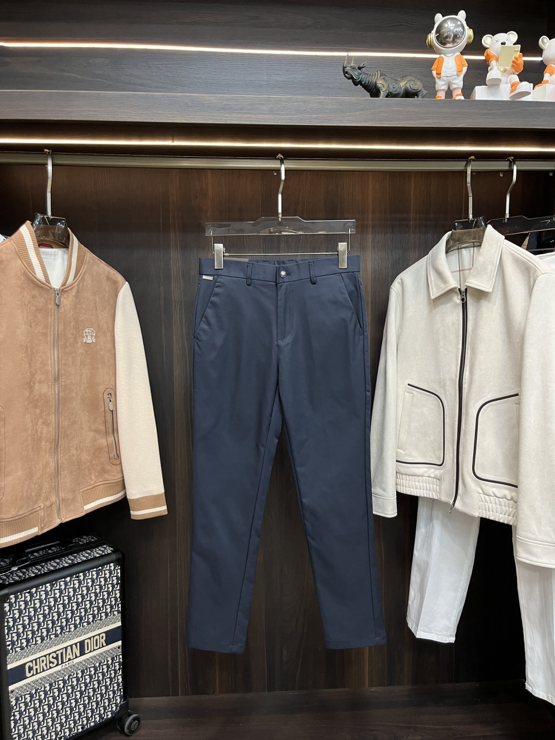 NO:614835,Mainly recommend LP 2025 autumn and winter new casual pants!  On sale simultaneously on the official website. The brand's classic LOGO casual pants, customized fabrics, extremely comfortable and strong to the touch. Highly recognizable, perfect appearance and craftsmanship. Size M-3XL H2025 new model debut, loro piana, alexander wang19860909主推 LP  2025秋冬新款休闲裤！官网同步发售.品牌经典LOGO休闲裤 ,定制面料,舒适度极好,手触感强烈.辨识度极高,完美品相工艺. 尺码M-3XL H2025新款首发,,loro piana,alexander wang,Men's clothing