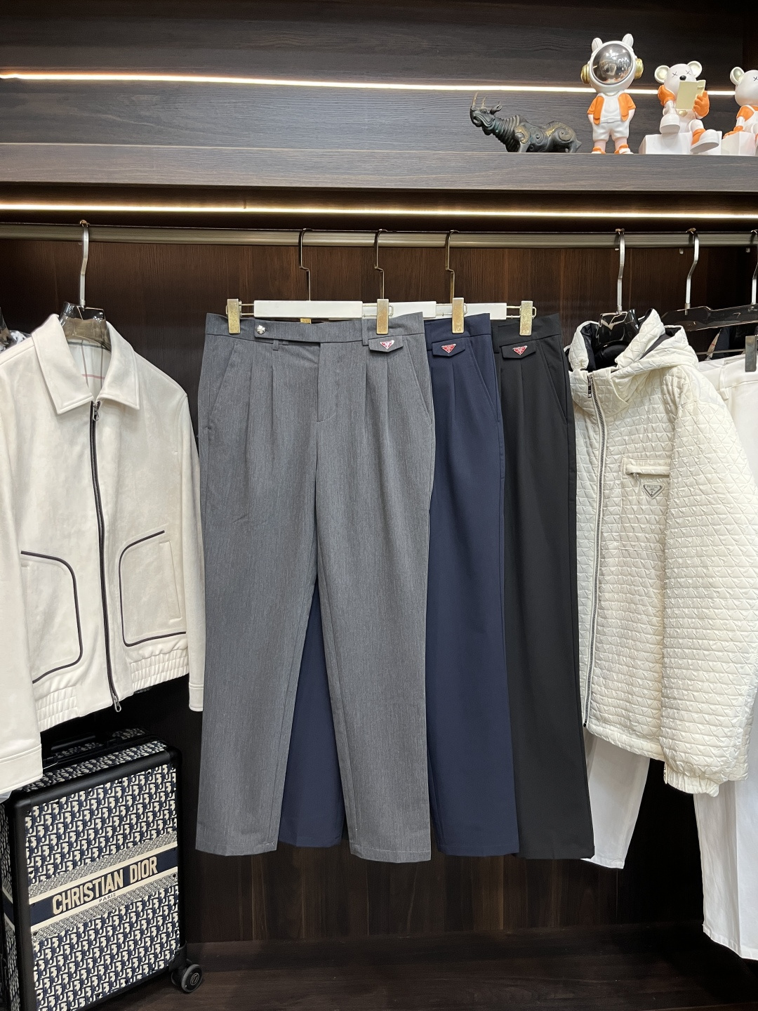 NO:614839,Mainly recommend Prada Prada 2025 autumn and winter new casual pants!  On sale simultaneously on the official website. The brand's classic LOGO casual pants, customized fabrics, excellent comfort, strong touch. Highly identifiable, perfect appearance and craftsmanship. Size M-3XL H2025 new model debut, prada, prada, alexander wang19860909主推 Prada 普拉达 2025秋冬新款休闲裤！官网同步发售.品牌经典LOGO休闲裤 ,定制面料,舒适度极好,手触感强烈.辨识度极高,完美品相工艺. 尺码M-3XL H2025新款首发,,prada,prada,alexander wang,Men's clothing