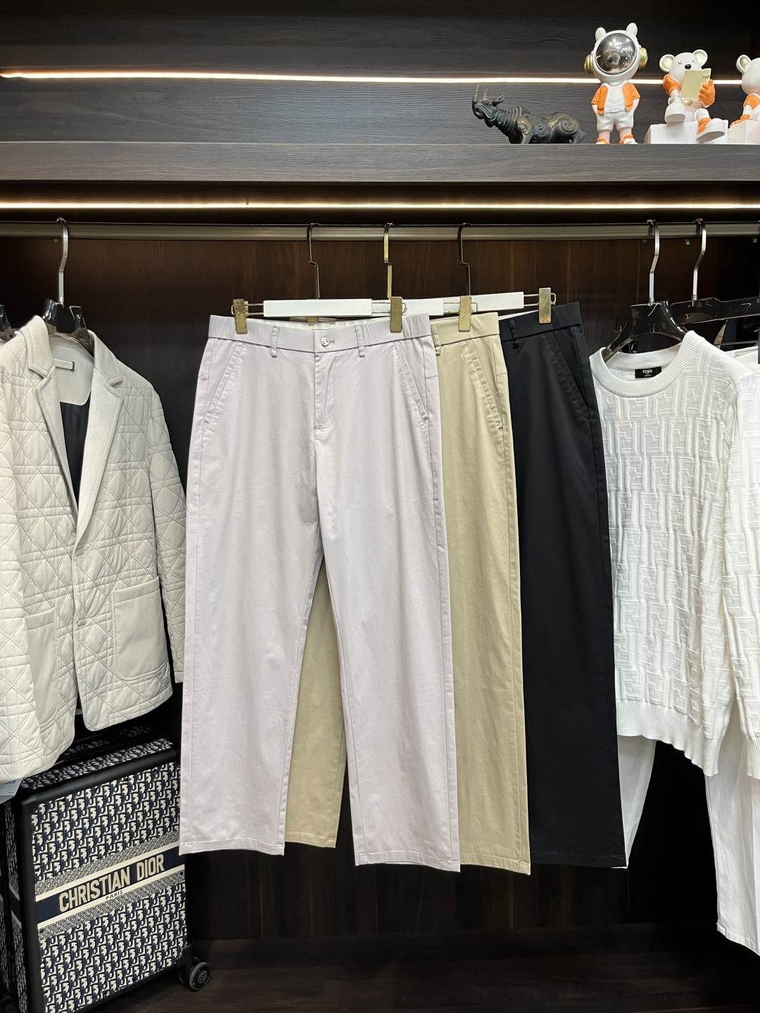 NO:614843,Mainly recommend Fendi Fendi 2025 autumn and winter new casual pants!  On sale simultaneously on the official website. The brand's classic LOGO casual pants, customized fabrics, excellent comfort, strong touch. Highly recognizable, perfect appearance and craftsmanship. Size M-3XL H2025 new model debut,, fendi, fendi, alexander wang19860909主推 Fendi 芬迪 2025秋冬新款休闲裤！官网同步发售.品牌经典LOGO休闲裤 ,定制面料,舒适度极好,手触感强烈.辨识度极高,完美品相工艺. 尺码M-3XL H2025新款首发,,fendi,fendi,alexander wang,Men's clothing