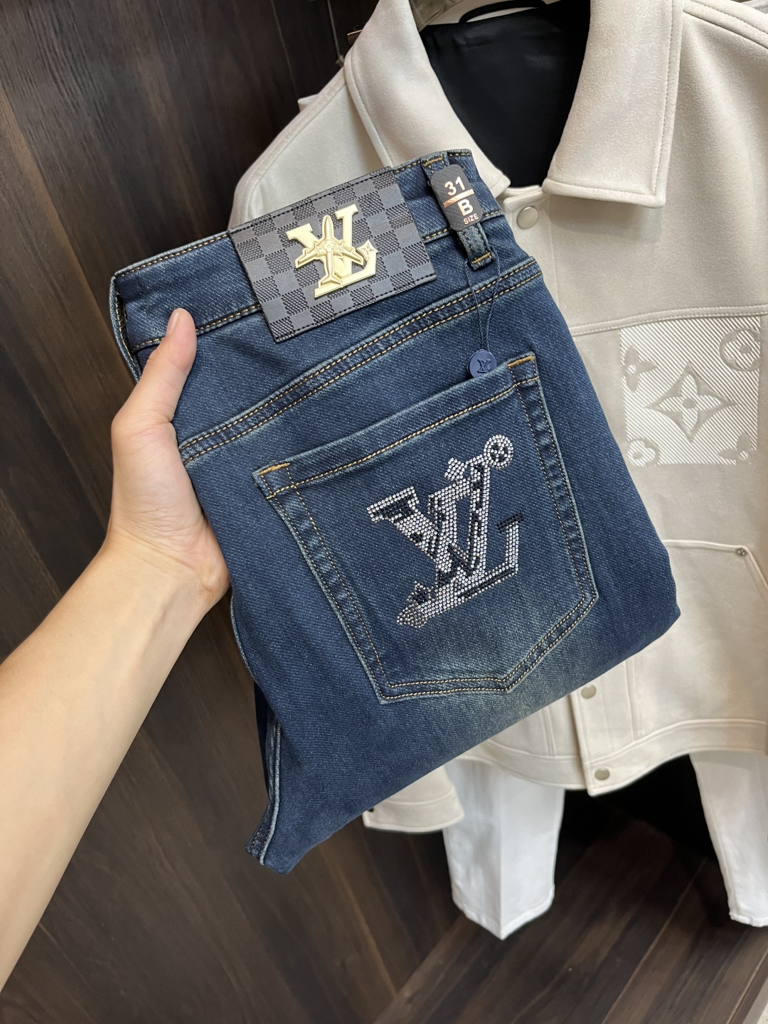 NO:600779,The main recommendation is Lv donkey brand, which exclusively provides new trendy men's fashionable casual jeans, high-end European original trousers, trendy fashionable casual trousers, with high breathability and comfort, impeccable details, brand element design concept, reflecting high quality. It presents casual tailoring, and the upper body shape is awesome!  Code number 29-38 (no 35 37) H2025 new model debut,,louis vuitton,louis vuitton,jeans,alexander wang19860909主推 Lv 驴牌 独家专供新款潮男时尚休闲牛仔裤,高端欧版原单裤子,潮流时尚休闲裤子 透气舒适度高,细节无可挑剔,品牌元素设计理念,体现高品质.呈现休闲裁剪,上身版型超赞！ 码数29-38（无35 37） H2025新款首发,,louis vuitton,louis vuitton,jeans,alexander wang,Men's clothing