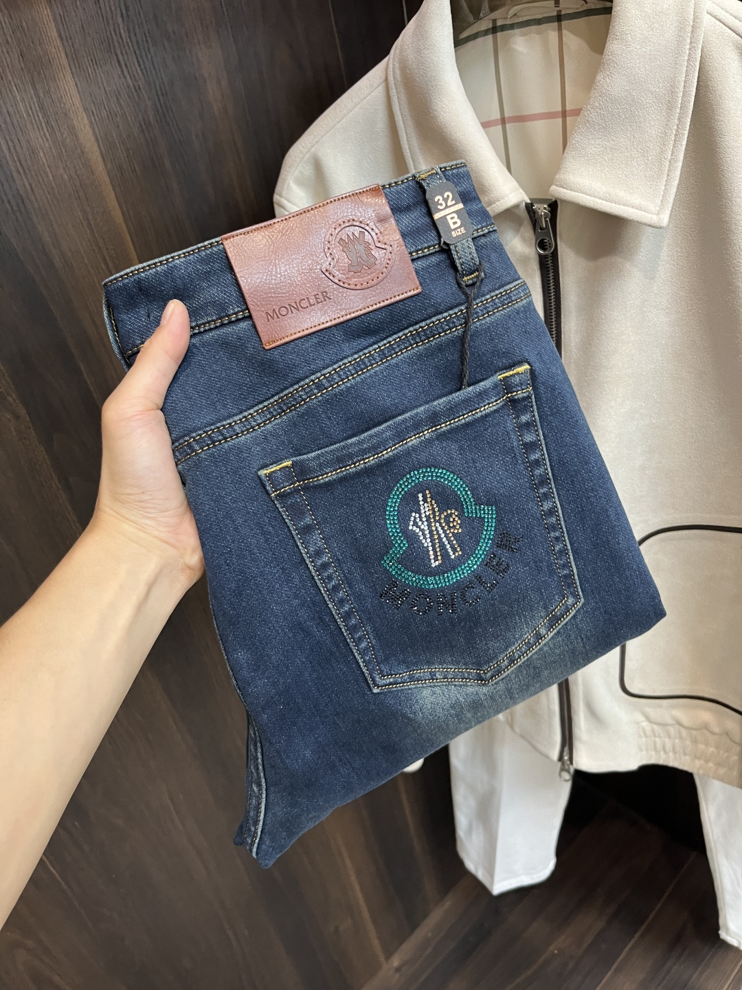 NO:600782,The main recommendation is Moncler, exclusively for new fashionable men's casual jeans, high-end European original trousers, trendy fashionable casual trousers with high breathability and comfort, impeccable details, brand element design concept, reflecting high quality. Presenting casual tailoring, the upper body shape is awesome!  Size 29-38 (no 35 37) H2025 new model debut,,Moncler,jeans,alexander wang19860909主推 Moncler 蒙口 独家专供新款潮男时尚休闲牛仔裤,高端欧版原单裤子,潮流时尚休闲裤子 透气舒适度高,细节无可挑剔,品牌元素设计理念,体现高品质.呈现休闲裁剪,上身版型超赞！ 码数29-38（无35 37） H2025新款首发,,Moncler,jeans,alexander wang,Men's clothing