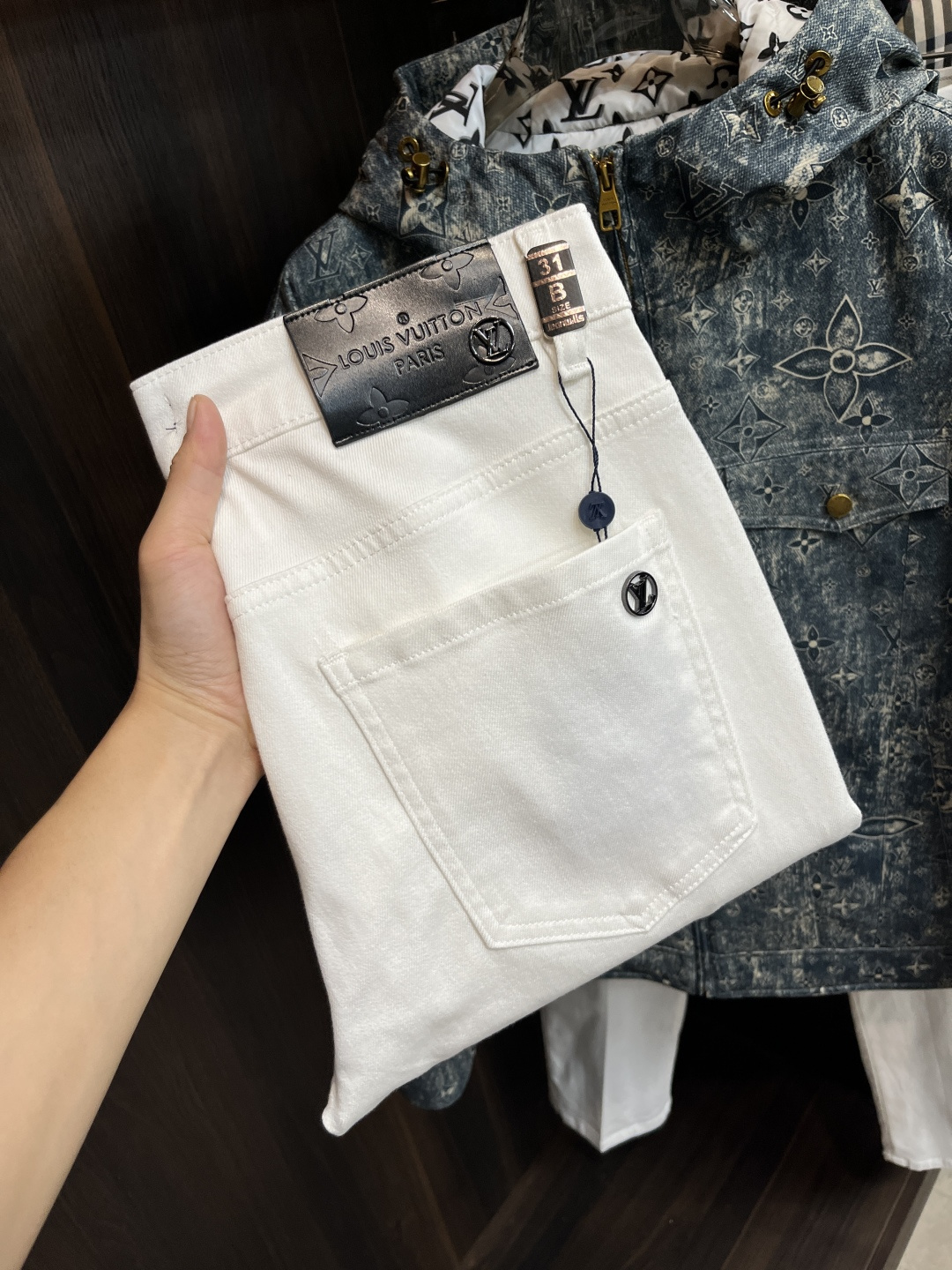 NO:600783,The main recommendation is Lv donkey brand, which exclusively provides new trendy men's fashionable casual jeans, high-end European original trousers, trendy fashionable casual trousers, with high breathability and comfort, impeccable details, brand element design concept, reflecting high quality. It presents casual tailoring, and the upper body shape is awesome!  Code number 29-38 (no 35 37) H2025 new model debut,,louis vuitton,louis vuitton,jeans,alexander wang19860909主推 Lv 驴牌 独家专供新款潮男时尚休闲牛仔裤,高端欧版原单裤子,潮流时尚休闲裤子 透气舒适度高,细节无可挑剔,品牌元素设计理念,体现高品质.呈现休闲裁剪,上身版型超赞！ 码数29-38（无35 37） H2025新款首发,,louis vuitton,louis vuitton,jeans,alexander wang,Men's clothing