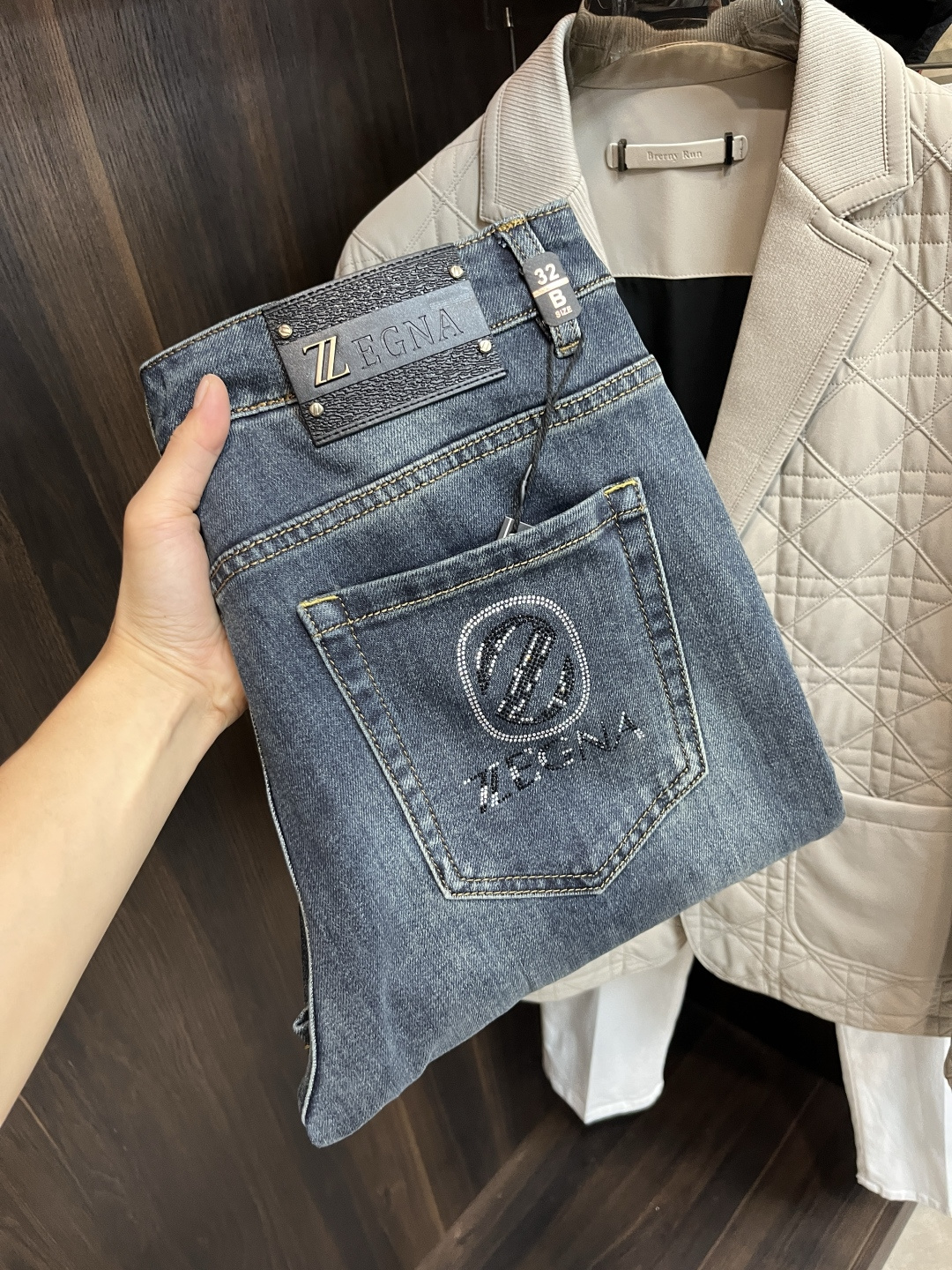 NO:600785,The main recommendation is Zegna, which exclusively provides new trendy men's fashionable casual jeans, high-end European original trousers, trendy fashionable casual trousers with high breathability and comfort, impeccable details, brand element design concept, reflecting high quality. It presents casual tailoring, and the upper body shape is awesome!  Code number 29-38 (no 35 37) H2025 new model debut,,zegna,jeans,alexander wang19860909主推 Zegna 杰尼亚 独家专供新款潮男时尚休闲牛仔裤,高端欧版原单裤子,潮流时尚休闲裤子 透气舒适度高,细节无可挑剔,品牌元素设计理念,体现高品质.呈现休闲裁剪,上身版型超赞！ 码数29-38（无35 37） H2025新款首发,,zegna,jeans,alexander wang,Men's clothing