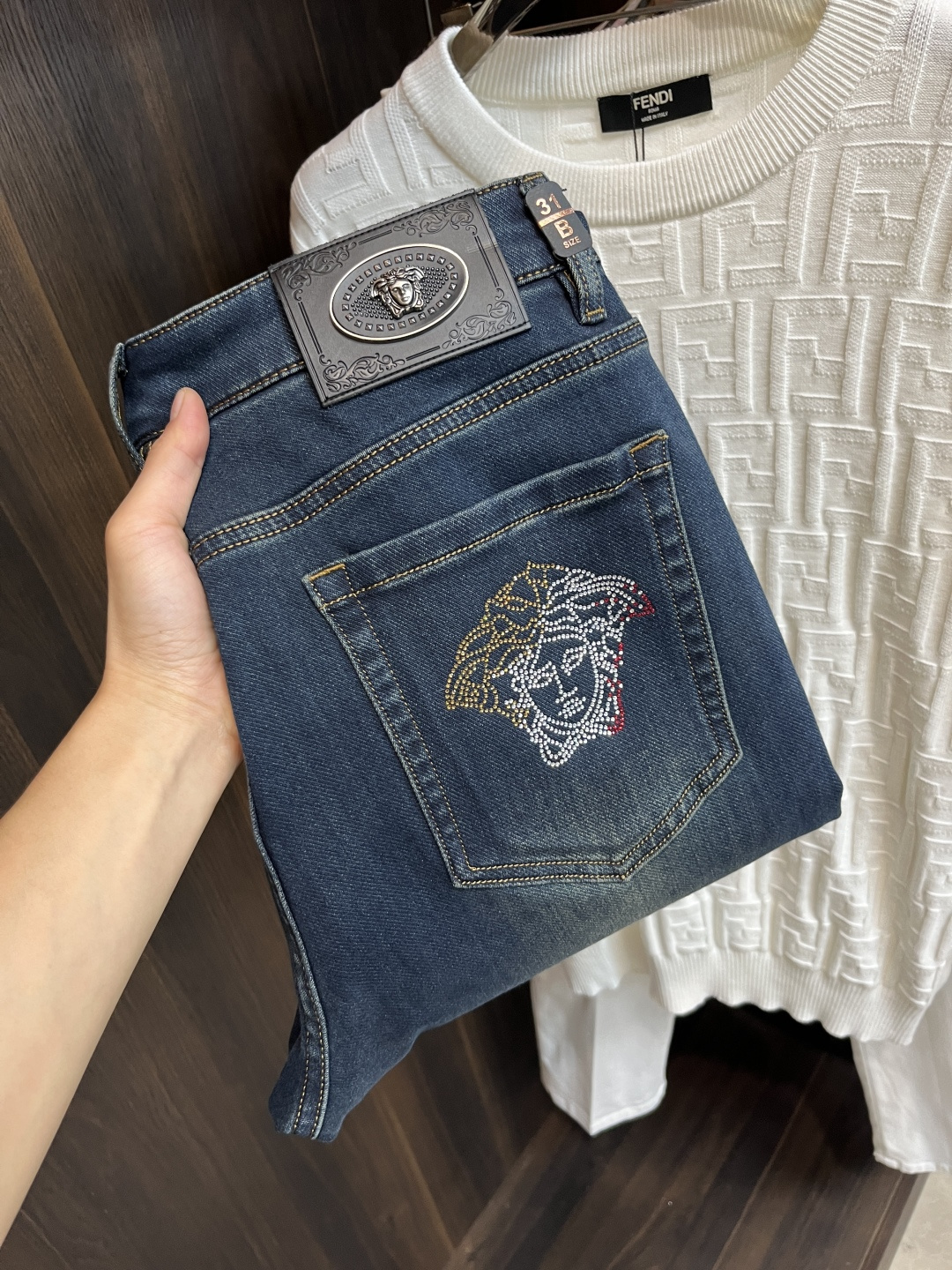 NO:600788,The main recommendation is Versace, which exclusively provides new trendy men's fashionable casual jeans, high-end European original trousers, trendy fashionable casual trousers, with high breathability and comfort, impeccable details, brand element design concept, reflecting high quality. It presents casual tailoring, and the upper body shape is awesome!  Code number 29-38 (no 35 37) H2025 new model debut,,versace,versace,jeans,alexander wang19860909主推 Versace 范思哲 独家专供新款潮男时尚休闲牛仔裤,高端欧版原单裤子,潮流时尚休闲裤子 透气舒适度高,细节无可挑剔,品牌元素设计理念,体现高品质.呈现休闲裁剪,上身版型超赞！ 码数29-38（无35 37） H2025新款首发,,versace,versace,jeans,alexander wang,Men's clothing