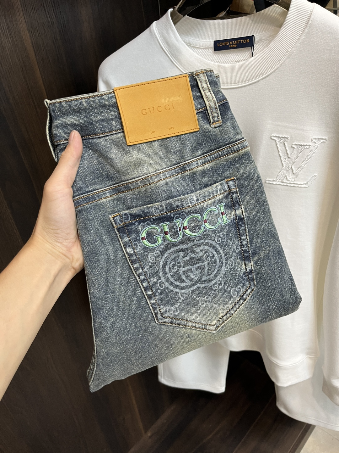 NO:644599,The main recommendation is Gucci. Gucci exclusively supplies new trendy men's fashionable casual jeans, high-end European original trousers, trendy fashionable casual trousers with high breathability and comfort, impeccable details, brand element design concept, reflecting high quality. It presents casual tailoring and the upper body shape is awesome!  Code number 29-38 (no 35 37) H new model debut,,gucci,gucci,jeans,alexander wang19860909主推 Gucci 古驰 独家专供新款潮男时尚休闲牛仔裤,高端欧版原单裤子,潮流时尚休闲裤子 透气舒适度高,细节无可挑剔,品牌元素设计理念,体现高品质.呈现休闲裁剪,上身版型超赞！ 码数29-38（无35 37） H新款首发,,gucci,gucci,jeans,alexander wang,Men's clothing