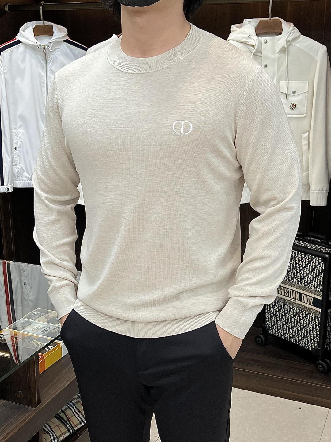 NO:625604,Mainly recommended by Dior, Dior exclusively provides new wool sweaters for trendy men, fashionable round-neck sweaters, high-end European original single wool knitted sweaters, Lyocell + Merino wool fabrics, high breathability and comfort, impeccable details, brand element design concept, reflecting high quality. It presents casual tailoring, and the upper body shape is awesome!  Size M-XXXL H2025 new model debut,,dior,dior,sweaters,alexander wang19860909主推 Dior 迪奥 独家专供新款羊毛针织衫潮男时尚圆领羊毛衫,高端欧版原单羊毛针织毛衣,莱赛尔+美丽诺羊毛面料,透气舒适度高,细节无可挑剔,品牌元素设计理念,体现高品质.呈现休闲裁剪,上身版型超赞！ 码数M-XXXL H2025新款首发,,dior,dior,sweaters,alexander wang,Men's clothing