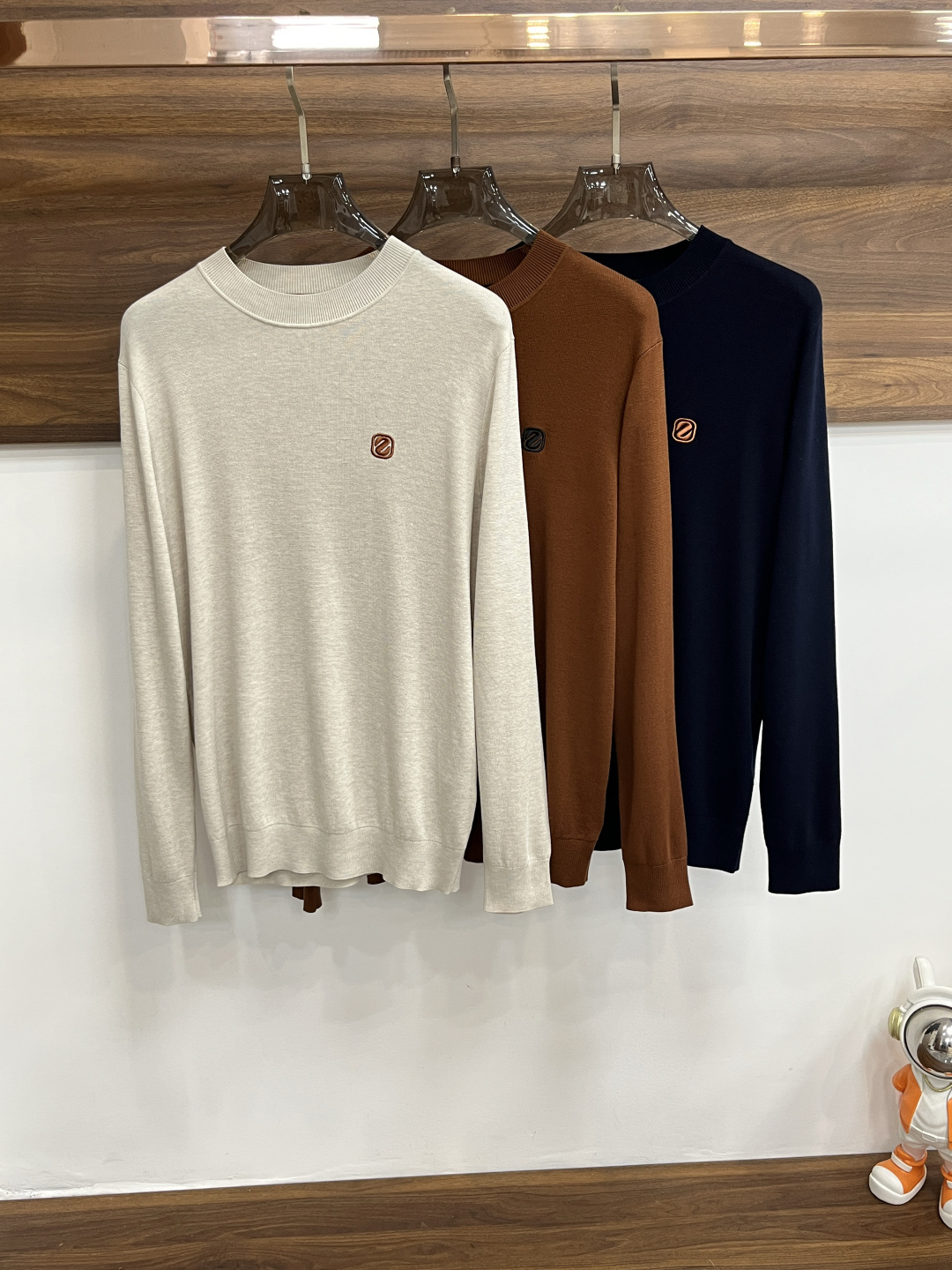 NO:600794,The main recommendation is Zegna, which exclusively provides new wool sweaters for trendy men, fashionable round-neck sweaters, high-end European original single wool knitted sweaters, Lyocell + Merino wool fabrics, high breathability and comfort, impeccable details, brand element design concept, reflecting high quality. It presents casual tailoring, and the upper body shape is awesome!  Size M-XXXL H2025 new model debut,,zegna,sweaters,alexander wang19860909主推 Zegna 杰尼亚 独家专供新款羊毛针织衫潮男时尚圆领羊毛衫,高端欧版原单羊毛针织毛衣,莱赛尔+美丽诺羊毛面料,透气舒适度高,细节无可挑剔,品牌元素设计理念,体现高品质.呈现休闲裁剪,上身版型超赞！ 码数M-XXXL H2025新款首发,,zegna,sweaters,alexander wang,Men's clothing