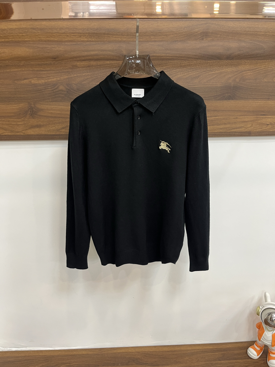 NO:600800,Mainly recommended by Burberry, Burberry exclusively supplies new fashionable men's wool sweaters, fashionable lapel sweaters, high-end European original single wool knitted sweaters, merino wool fabrics, high breathability and comfort, impeccable details, brand element design concept, reflecting high quality. It presents casual tailoring, and the upper body shape is awesome!  Size M-XXXL H2025 new model debut,,burberry,burberry,sweaters,alexander wang19860909主推 Burberry 巴宝莉 独家专供新款羊毛针织衫潮男时尚翻领羊毛衫,高端欧版原单羊毛针织毛衣,美丽诺羊毛面料,透气舒适度高,细节无可挑剔,品牌元素设计理念,体现高品质.呈现休闲裁剪,上身版型超赞！ 码数M-XXXL H2025新款首发,,burberry,burberry,sweaters,alexander wang,Men's clothing