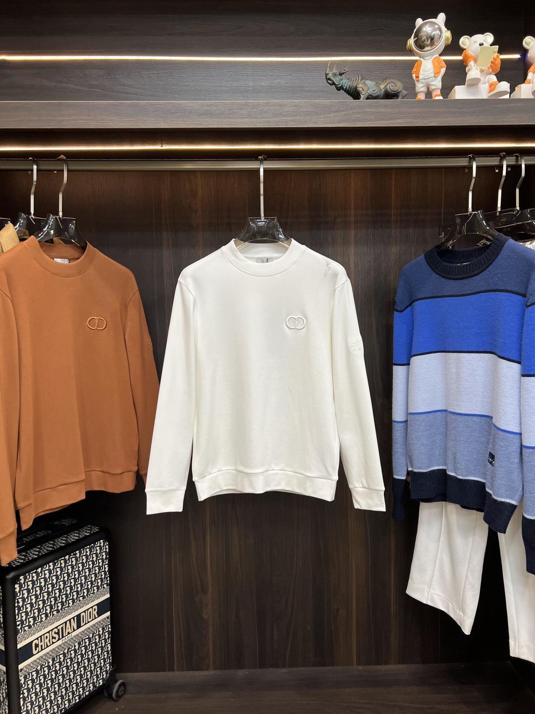 NO:598442,Mainly recommend Dior Dior's new autumn and winter long-sleeved T-shirts with minimalist body shape!  Top-grade knitted cotton + Lycra fiber blended texture. The overall touch is extremely comfortable, full of stretch and skin-friendly effect. Orders from trading companies, simultaneous sales on the official website, simple and elegant, fashionable and versatile, and the appearance is impeccable!! The quality of the fabric is also of the same high standard as always. It is soft, stylish, breathable and comfortable. The upper body has a good drape and is not easy to deform! It is also not easy to fade!  It makes the overall upper body effect more low-key, luxurious, noble and elegant! It shows a different flavor! Business casual, fashionable and versatile, it is simply a must-have item for every successful man! Color Black Coffee White Size M-XXXL H new model debut, dior, dior, tees, t-shirt, alexander wang19860909主推 Dior 迪奥 秋冬新品长袖T恤衫 极简的衣身造型！顶级针织棉质+莱卡纤维混纺质地 整体的触感极为舒适,弹力十足亲肤效果高级,贸易公司渠道订单,官网同步发售,简约大气,时尚百搭,品相更是无法挑剔!!面料这块品质也是一如既往的高规格 柔软有型、透气舒适.上身垂感好,不易变形!更不易褪色! 使得整体的上身效果更加的低调奢华,高贵典雅!彰显出别样的风味!商务休闲,时尚百搭,简直是每位成功男士的必备单品! 颜色黑色 咖色 白色 码数M-XXXL H新款首发,,dior,dior,tees，t-shirt,alexander wang,Men's clothing