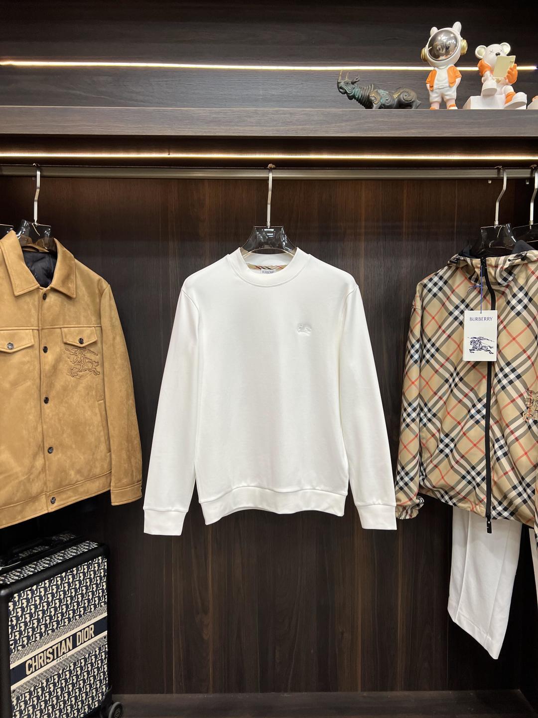 NO:598443,We mainly recommend Burberry's new autumn and winter long-sleeved T-shirts with minimalist body shape!  Top-grade knitted cotton + Lycra fiber blended texture. The overall touch is extremely comfortable, full of stretch and skin-friendly effect. Orders from trading companies, simultaneous sales on the official website, simple and elegant, fashionable and versatile, and the appearance is impeccable!! The quality of the fabric is also of the same high standard as always. It is soft, stylish, breathable and comfortable. The upper body has a good drape and is not easy to deform! It is also not easy to fade!  It makes the overall upper body effect more low-key, luxurious, noble and elegant! It shows a different flavor! Business casual, fashionable and versatile, it is simply a must-have item for every successful man! Color black coffee white code size M-XXXL H new model debut, burberry, burberry, tees, t-shirt, alexander wang19860909主推 Burberry 巴宝莉 秋冬新品长袖T恤衫 极简的衣身造型！顶级针织棉质+莱卡纤维混纺质地 整体的触感极为舒适,弹力十足亲肤效果高级,贸易公司渠道订单,官网同步发售,简约大气,时尚百搭,品相更是无法挑剔!!面料这块品质也是一如既往的高规格 柔软有型、透气舒适.上身垂感好,不易变形!更不易褪色! 使得整体的上身效果更加的低调奢华,高贵典雅!彰显出别样的风味!商务休闲,时尚百搭,简直是每位成功男士的必备单品! 颜色黑色 咖色 白色 码数M-XXXL H新款首发,,burberry,burberry,tees，t-shirt,alexander wang,Men's clothing