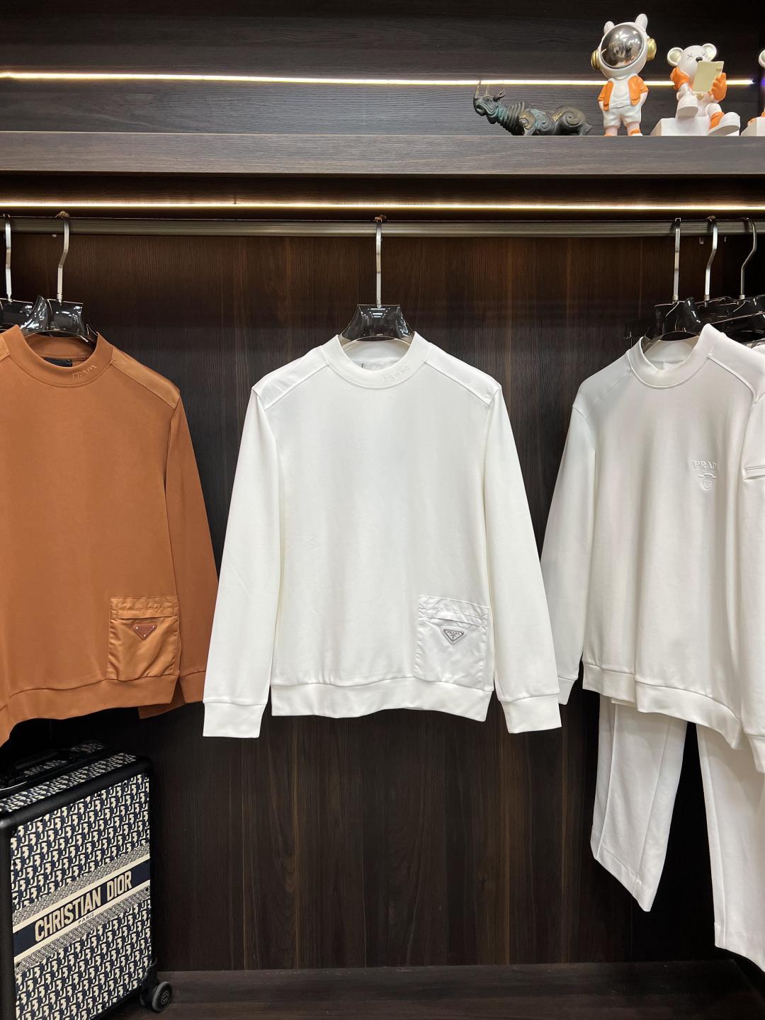 NO:598446,Mainly recommend Prada Prada's new autumn and winter long-sleeved T-shirts with minimalist body shape!  Top-grade knitted cotton + Lycra fiber blended texture. The overall touch is extremely comfortable, full of stretch and skin-friendly effect. Orders from trading companies, simultaneous sales on the official website, simple and elegant, fashionable and versatile, and the appearance is impeccable!! The quality of the fabric is also of the same high standard as always. It is soft, stylish, breathable and comfortable. The upper body has a good drape and is not easy to deform! It is also not easy to fade!  It makes the overall upper body effect more low-key, luxurious, noble and elegant! It shows a different flavor! Business casual, fashionable and versatile, it is simply a must-have item for every successful man! Color black coffee white code size M-XXXL H new model debut, prada, prada, tees, t-shirt, alexander wang19860909主推 Prada 普拉达 秋冬新品长袖T恤衫 极简的衣身造型！顶级针织棉质+莱卡纤维混纺质地 整体的触感极为舒适,弹力十足亲肤效果高级,贸易公司渠道订单,官网同步发售,简约大气,时尚百搭,品相更是无法挑剔!!面料这块品质也是一如既往的高规格 柔软有型、透气舒适.上身垂感好,不易变形!更不易褪色! 使得整体的上身效果更加的低调奢华,高贵典雅!彰显出别样的风味!商务休闲,时尚百搭,简直是每位成功男士的必备单品! 颜色黑色 咖色 白色 码数M-XXXL H新款首发,,prada,prada,tees，t-shirt,alexander wang,Men's clothing