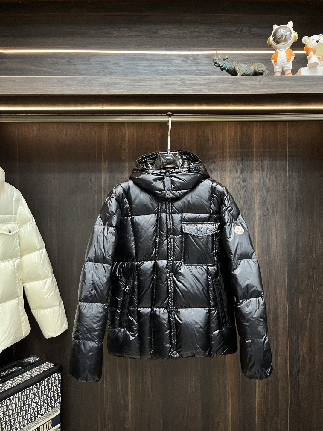 NO:629311,The main recommendation is the down Moncler 2025 latest fashion designer style down jacket, hooded down jacket, the top light luxury down jacket in winter, the hood is detachable, popular down jacket, 90# white goose down filling, every detail shows the craftsmanship, and the design changes of the advanced structural tailoring are enough to show the diverse image changes of men. The slim fit and tailored fit meet the current popular multi-layered outfits and are versatile styles in life!  Color black off-white Size M-3XL H2025 new model first release,,Moncler,jackets & coats,down jacket,hats,alexander wang19860909主推羽绒 Moncler 2025最新款时尚设计师款羽绒外套蒙口连帽羽绒服,冬季顶级轻奢羽绒服,帽可拆,爆款羽绒服,90#白鹅绒填充,处处细节显工艺足够的高级结构性剪裁的设计改变来展现男士多样的形象变化,修身利落、剪裁合体,满足时下正流行的多层次穿搭,生活百搭款式！ 颜色黑色 米白 码数M-3XL H2025新款首发,,Moncler,jackets & coats,down jacket,hats,alexander wang,Men's clothing
