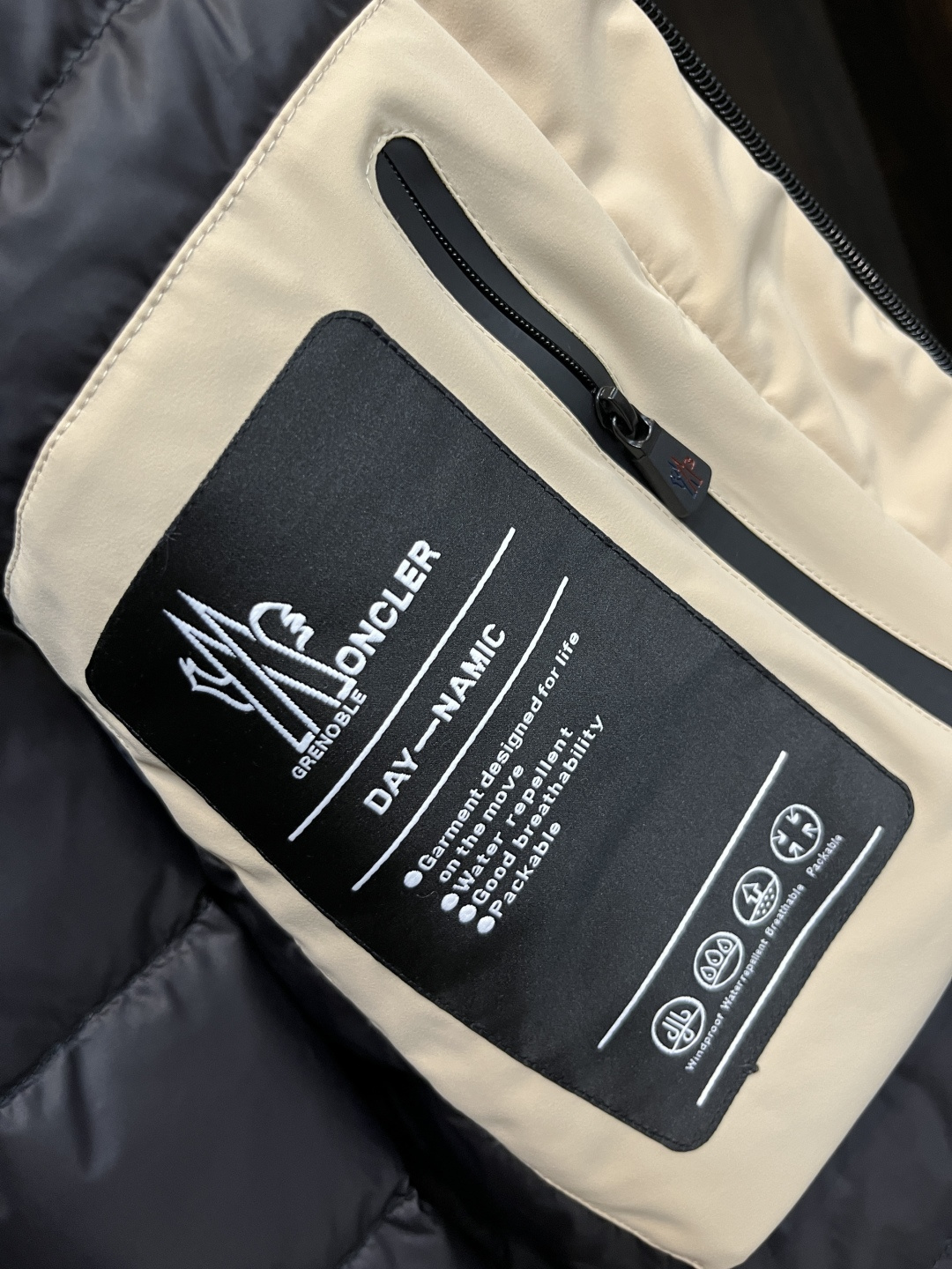 🌸 主推羽绒🌹Moncler 2025最新款时尚设计师款羽绒外套❤️‍🔥蒙口连帽羽绒服，冬季顶级轻奢羽绒