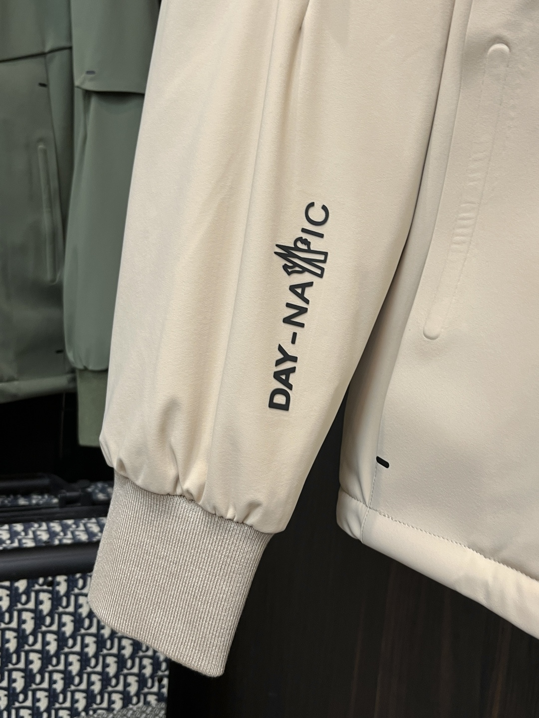 🌸 主推羽绒🌹Moncler 2025最新款时尚设计师款羽绒外套❤️‍🔥蒙口连帽羽绒服，冬季顶级轻奢羽绒