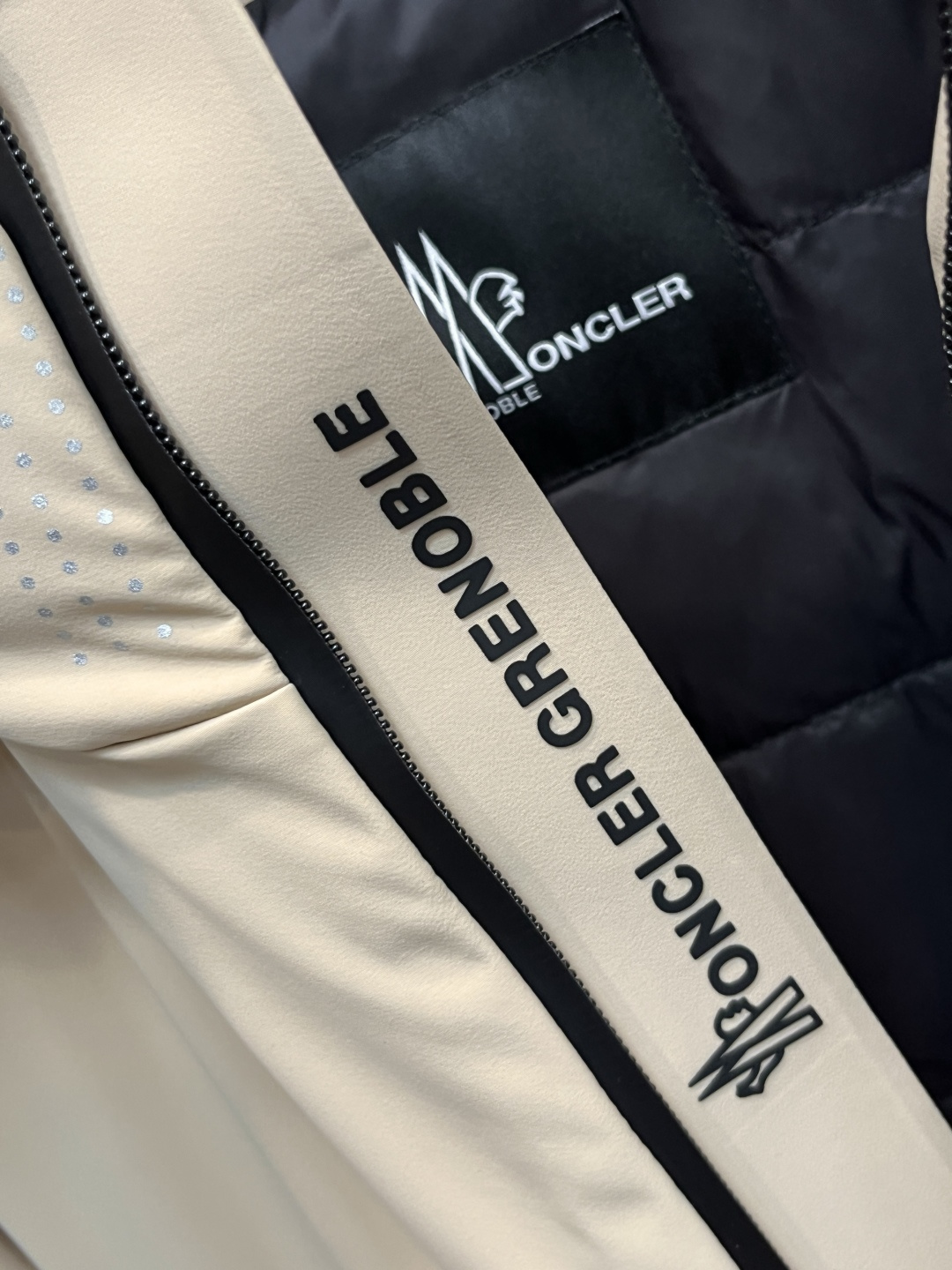 🌸 主推羽绒🌹Moncler 2025最新款时尚设计师款羽绒外套❤️‍🔥蒙口连帽羽绒服，冬季顶级轻奢羽绒