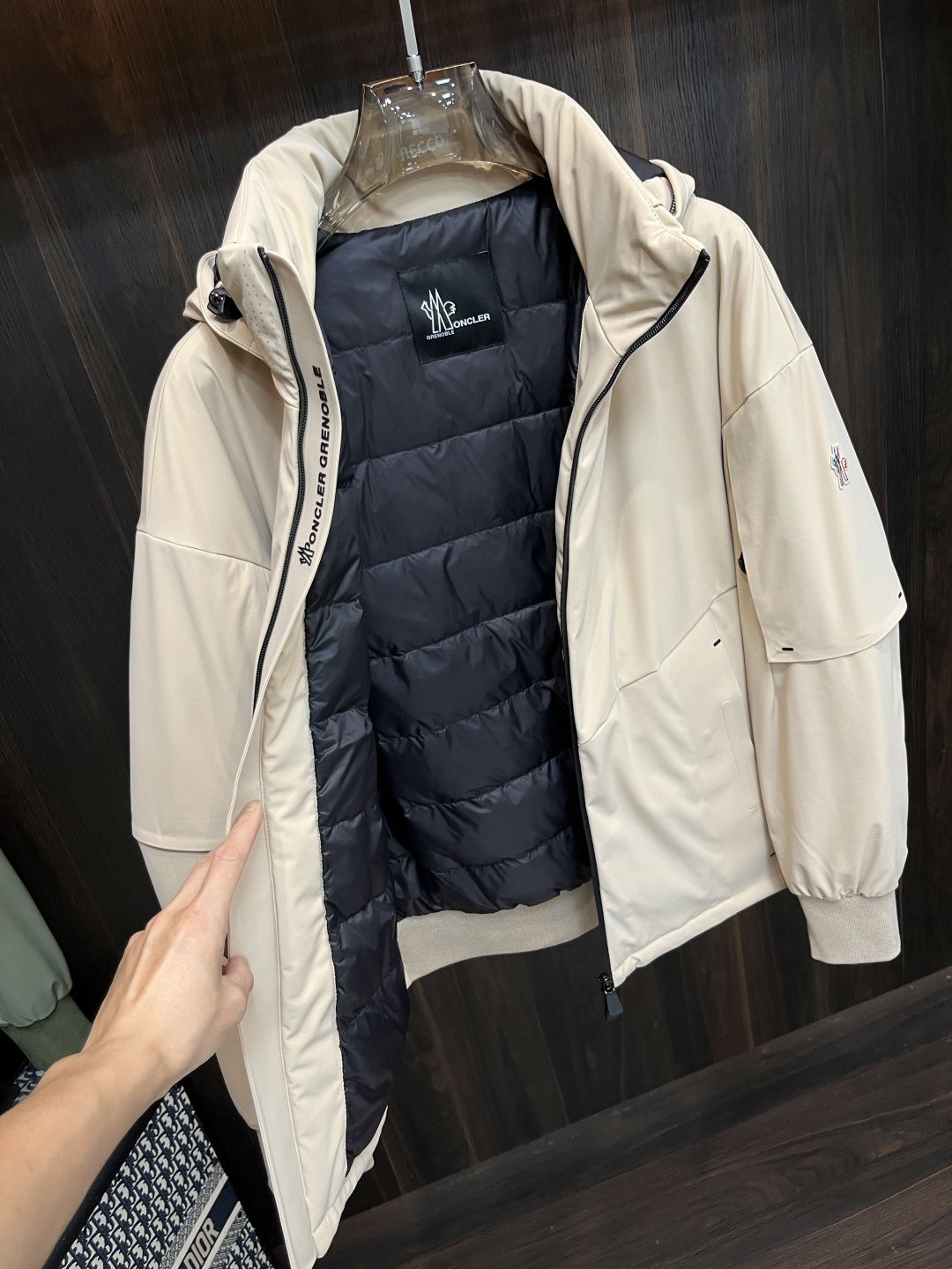 🌸 主推羽绒🌹Moncler 2025最新款时尚设计师款羽绒外套❤️‍🔥蒙口连帽羽绒服，冬季顶级轻奢羽绒