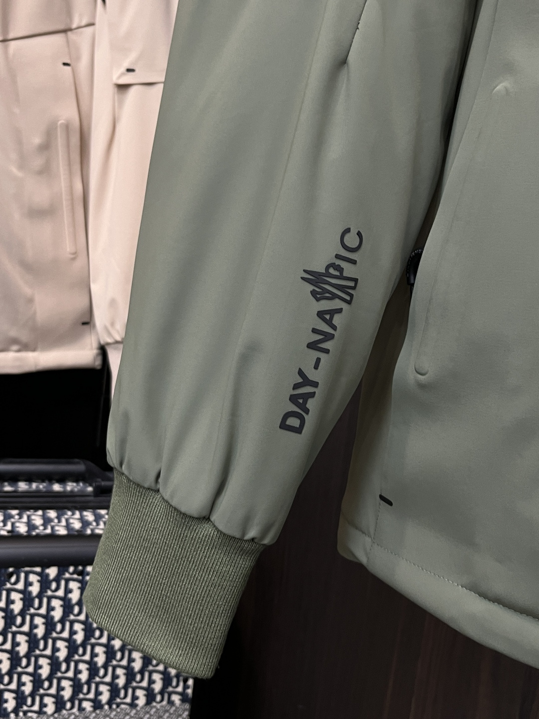 🌸 主推羽绒🌹Moncler 2025最新款时尚设计师款羽绒外套❤️‍🔥蒙口连帽羽绒服，冬季顶级轻奢羽绒