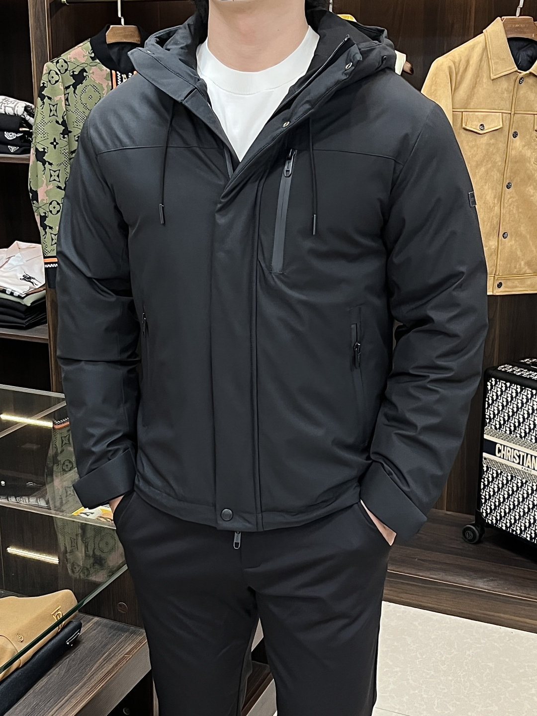 NO:610555,The main recommendation is the down Zegna 2025 latest fashion designer down jacket Zegna hooded down jacket, the top light luxury down jacket in winter, the most popular down jacket, 90# white goose down filling, every detail shows the craftsmanship, and the design changes of advanced structural tailoring are enough to show the diverse image changes of men. The slim fit and tailored fit meet the current popular multi-layered outfits and are versatile styles for life!  Color black Size M-3XL H2025 new model debut,,zegna,jackets & coats,down jacket,hats,alexander wang19860909主推羽绒 Zegna 2025最新款时尚设计师款羽绒外套杰尼亚连帽羽绒服,冬季顶级轻奢羽绒服,爆款羽绒服,90#白鹅绒填充,处处细节显工艺足够的高级结构性剪裁的设计改变来展现男士多样的形象变化,修身利落、剪裁合体,满足时下正流行的多层次穿搭,生活百搭款式！ 颜色黑色 码数M-3XL H2025新款首发,,zegna,jackets & coats,down jacket,hats,alexander wang,Men's clothing