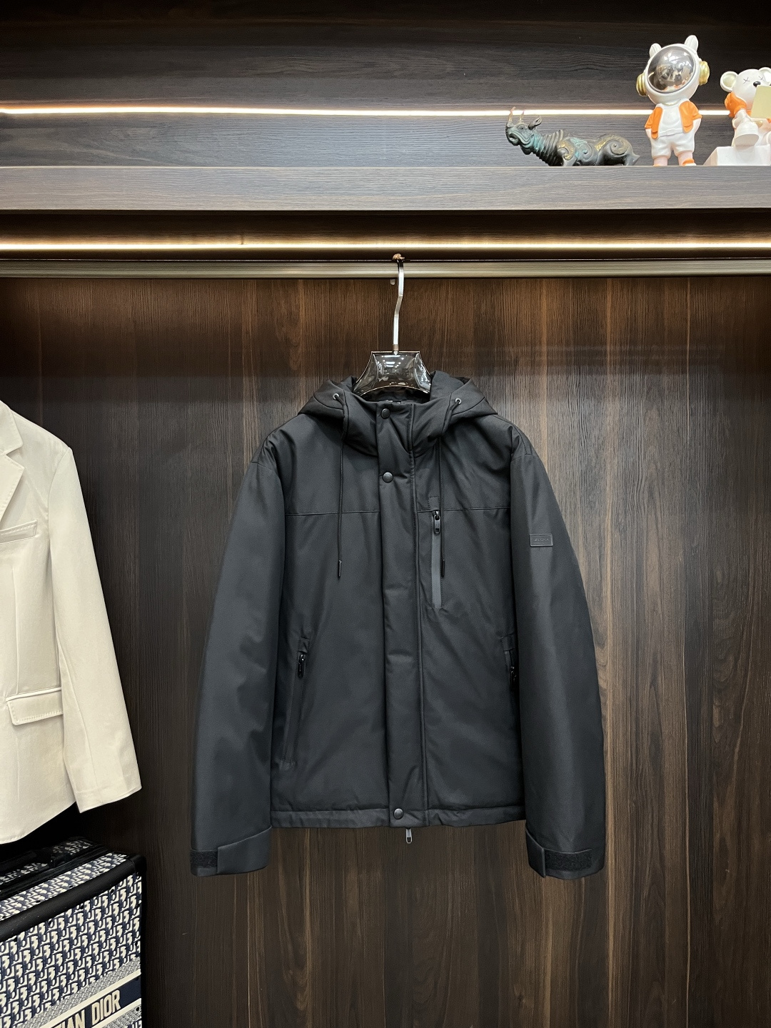 NO:629319,The main recommendation is the down Zegna 2025 latest fashion designer down jacket Zegna hooded down jacket, the top light luxury down jacket in winter, the most popular down jacket, 90# white goose down filling, every detail shows the craftsmanship, and the design changes of advanced structural tailoring are enough to show the diverse image changes of men. The slim fit and tailored fit meet the current popular multi-layered outfits and are versatile styles for life!  Color black Size M-3XL H2025 new model debut,,zegna,jackets & coats,down jacket,hats,alexander wang19860909主推羽绒 Zegna 2025最新款时尚设计师款羽绒外套杰尼亚连帽羽绒服,冬季顶级轻奢羽绒服,爆款羽绒服,90#白鹅绒填充,处处细节显工艺足够的高级结构性剪裁的设计改变来展现男士多样的形象变化,修身利落、剪裁合体,满足时下正流行的多层次穿搭,生活百搭款式！ 颜色黑色 码数M-3XL H2025新款首发,,zegna,jackets & coats,down jacket,hats,alexander wang,Men's clothing