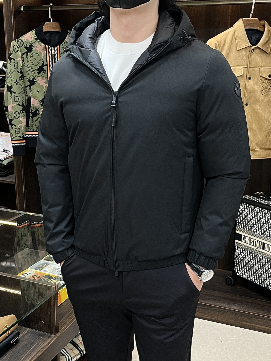 NO:608327,The main recommendation is the down Moncler 2025 latest fashion designer style down jacket, hooded down jacket, top light luxury down jacket in winter, hot style down jacket, 90# white goose down filling, every detail shows craftsmanship, enough advanced structural tailoring design changes to show men's diverse image changes, slim fit, tailoring, to meet the current popular multi-layered wear, versatile style in life!  Color Black Size M-3XL H2025 new model first release,,Moncler,jackets & coats,down jacket,hats,alexander wang19860909主推羽绒 Moncler 2025最新款时尚设计师款羽绒外套蒙口连帽羽绒服,冬季顶级轻奢羽绒服,爆款羽绒服,90#白鹅绒填充,处处细节显工艺足够的高级结构性剪裁的设计改变来展现男士多样的形象变化,修身利落、剪裁合体,满足时下正流行的多层次穿搭,生活百搭款式！ 颜色黑色 码数M-3XL H2025新款首发,,Moncler,jackets & coats,down jacket,hats,alexander wang,Men's clothing