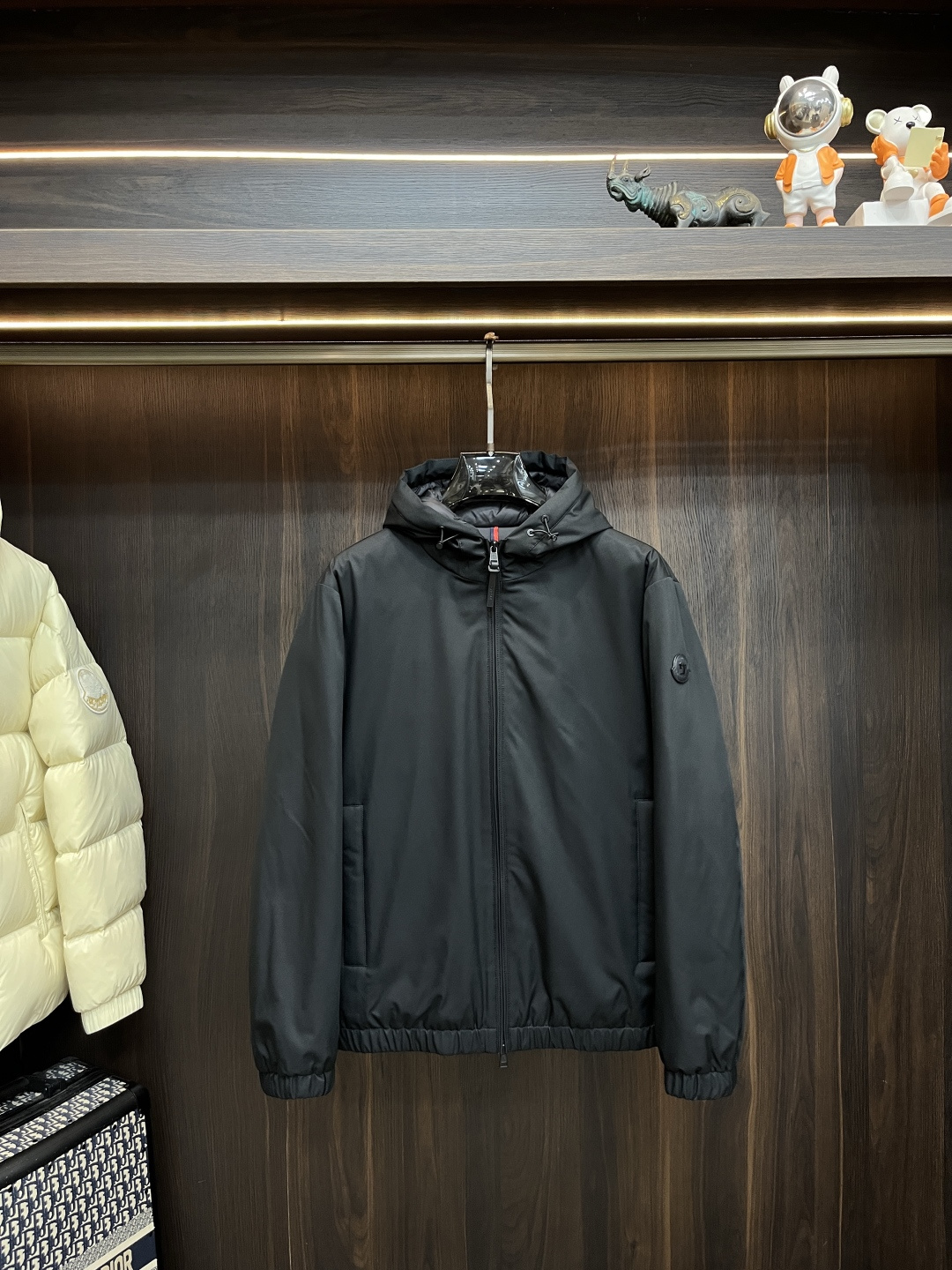 NO:629327,The main recommendation is the down Moncler 2025 latest fashion designer style down jacket, hooded down jacket, top light luxury down jacket in winter, hot style down jacket, 90# white goose down filling, every detail shows craftsmanship, enough advanced structural tailoring design changes to show men's diverse image changes, slim fit, tailoring, to meet the current popular multi-layered wear, versatile style in life!  Color Black Size M-3XL H2025 new model first release,,Moncler,jackets & coats,down jacket,hats,alexander wang19860909主推羽绒 Moncler 2025最新款时尚设计师款羽绒外套蒙口连帽羽绒服,冬季顶级轻奢羽绒服,爆款羽绒服,90#白鹅绒填充,处处细节显工艺足够的高级结构性剪裁的设计改变来展现男士多样的形象变化,修身利落、剪裁合体,满足时下正流行的多层次穿搭,生活百搭款式！ 颜色黑色 码数M-3XL H2025新款首发,,Moncler,jackets & coats,down jacket,hats,alexander wang,Men's clothing