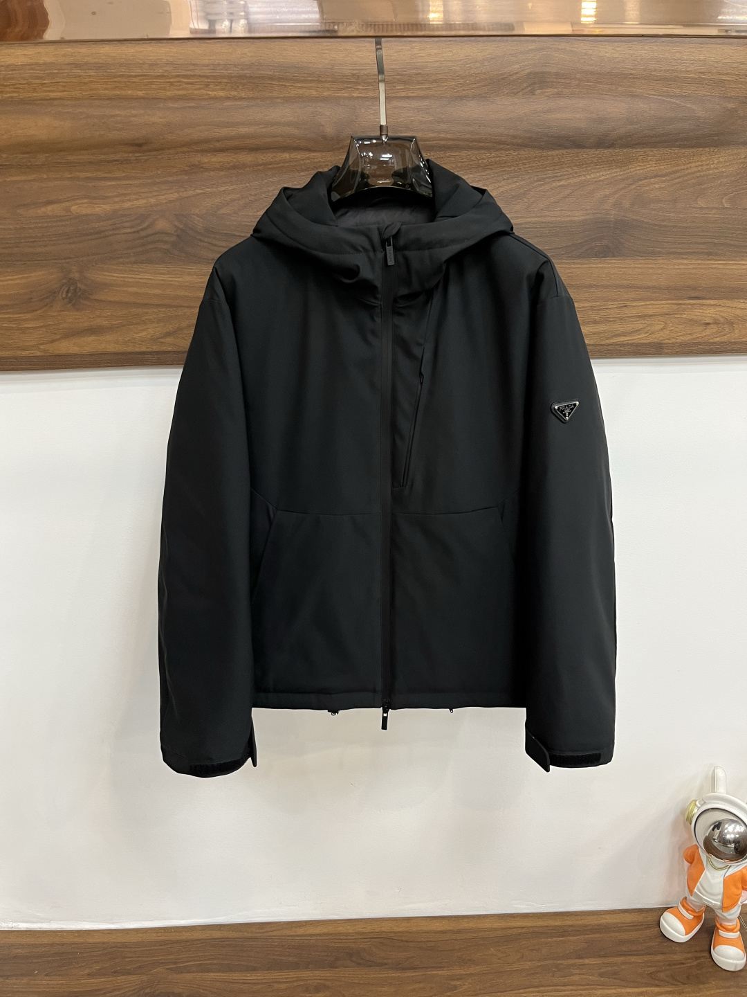 NO:597275,Mainly recommending down Prada's latest fashion designer down jacket Prada hooded down jacket, top light luxury down jacket in winter, popular down jacket, 90# white goose down filling, every detail shows craftsmanship, enough advanced structural tailoring design changes to show men's diverse image changes, slim fit, tailoring, to meet the current popular multi-layered outfits, versatile style for life!  Color black Size M-3XL H new model debut, prada, prada, jackets & coats, down jacket, hats, alexander wang19860909主推羽绒 Prada 最新款时尚设计师款羽绒外套普拉达连帽羽绒服,冬季顶级轻奢羽绒服,爆款羽绒服,90#白鹅绒填充,处处细节显工艺足够的高级结构性剪裁的设计改变来展现男士多样的形象变化,修身利落、剪裁合体,满足时下正流行的多层次穿搭,生活百搭款式！ 颜色黑色 码数M-3XL H新款首发,,prada,prada,jackets & coats,down jacket,hats,alexander wang,Men's clothing