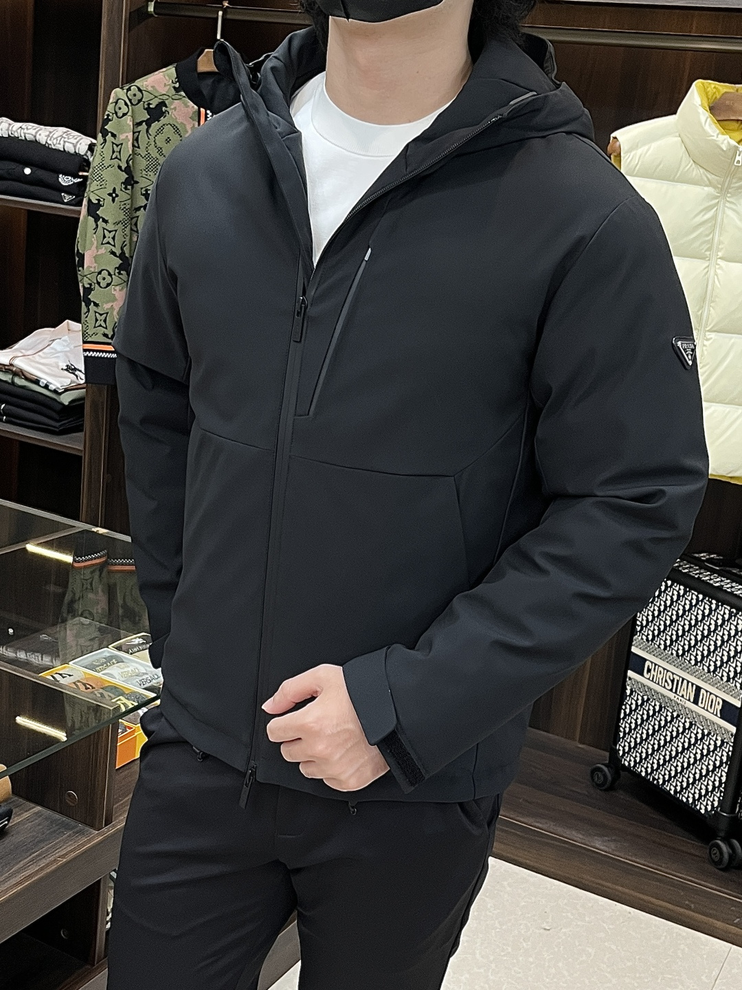 NO:608336,The main recommendation is down Prada 2025 latest fashion designer down jacket Prada hooded down jacket, top light luxury down jacket in winter, popular down jacket, 90# white goose down filling, every detail shows craftsmanship, enough advanced structural tailoring design changes to show men's diverse image changes, slim fit, tailoring, to meet the current popular multi-layered wear, versatile style for life!  Color black Size M-3XL H2025 new model debut, prada, prada, jackets & coats, down jacket, hats, alexander wang19860909主推羽绒 Prada 2025最新款时尚设计师款羽绒外套普拉达连帽羽绒服,冬季顶级轻奢羽绒服,爆款羽绒服,90#白鹅绒填充,处处细节显工艺足够的高级结构性剪裁的设计改变来展现男士多样的形象变化,修身利落、剪裁合体,满足时下正流行的多层次穿搭,生活百搭款式！ 颜色黑色 码数M-3XL H2025新款首发,,prada,prada,jackets & coats,down jacket,hats,alexander wang,Men's clothing