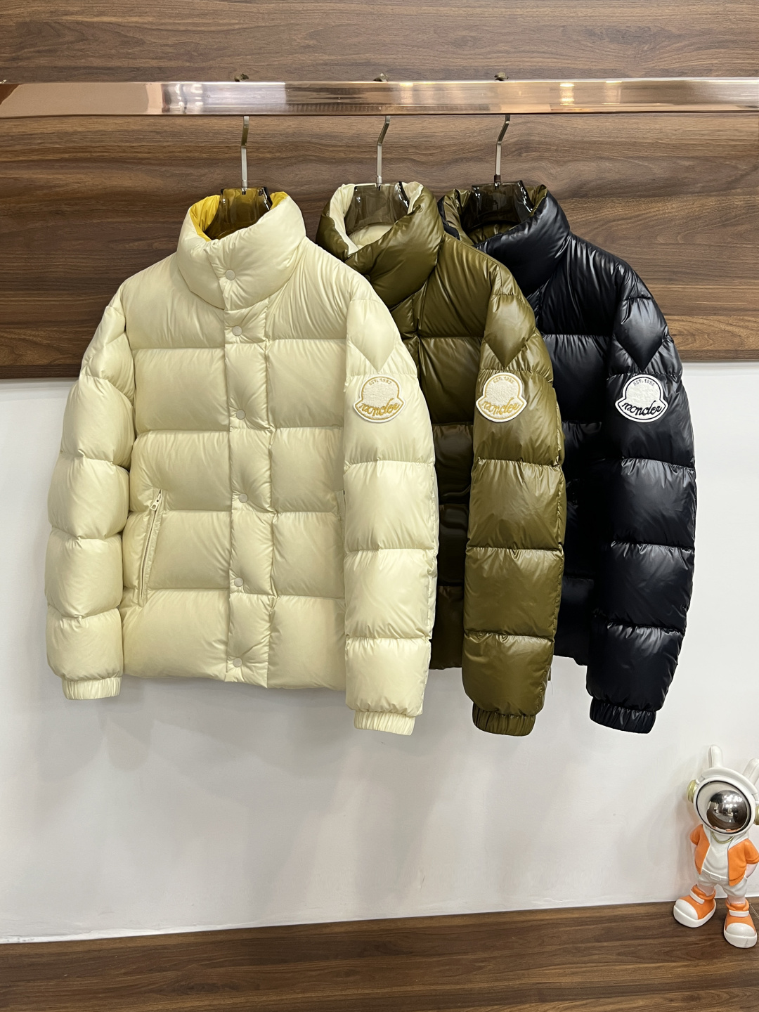 NO:599308,The main recommendation is the down Moncler 2025 latest fashion designer style down jacket with a mouth and stand collar. It is the top light luxury down jacket in winter, a popular down jacket, filled with 90# white goose down. Every detail shows the craftsmanship. The design changes of the advanced structural tailoring are enough to show the diverse image changes of men. It is slim and neat, and the tailoring is well-fitting. It meets the current popular multi-layered outfits and is a versatile style in life!  Color black green off-white Size M-3XL H2025 new release, Moncler, jackets & coats, down jacket, alexander wang19860909主推羽绒 Moncler 2025最新款时尚设计师款羽绒外套蒙口立领羽绒服,冬季顶级轻奢羽绒服,爆款羽绒服,90#白鹅绒填充,处处细节显工艺足够的高级结构性剪裁的设计改变来展现男士多样的形象变化,修身利落、剪裁合体,满足时下正流行的多层次穿搭,生活百搭款式！ 颜色黑色 绿色 米白 码数M-3XL H2025新款首发,,Moncler,jackets & coats,down jacket,alexander wang,Men's clothing