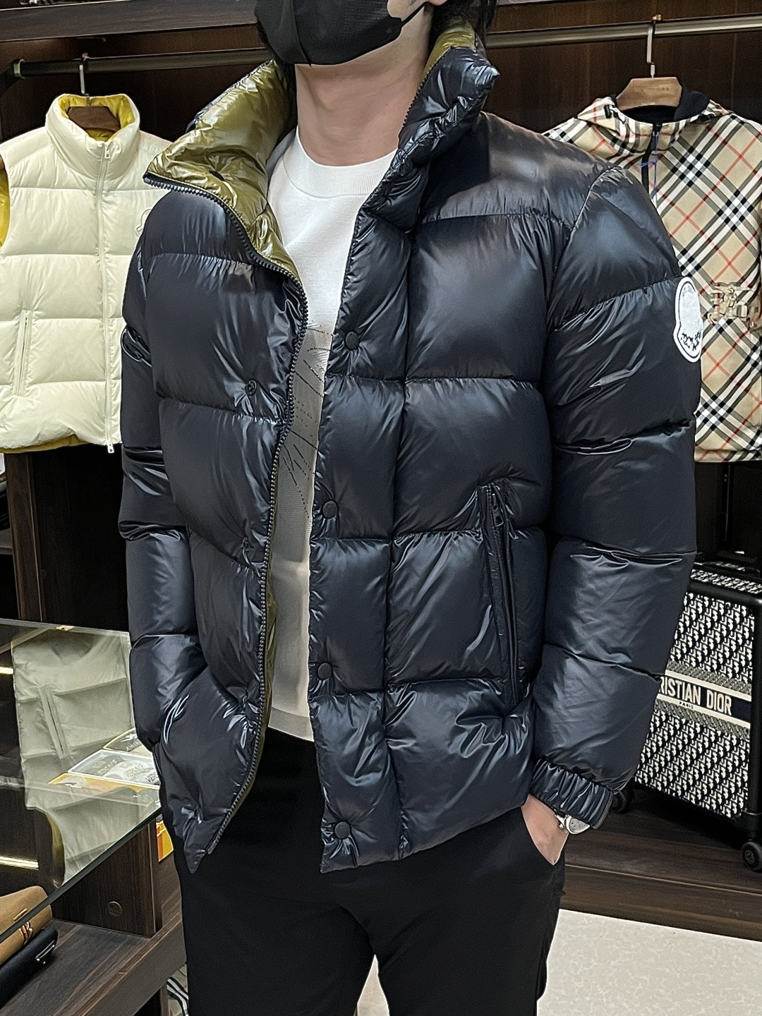 NO:594880,Mainly recommending down Moncler's latest fashion designer down jacket with a hooded collar, top-notch luxury down jacket for winter, popular down jacket, 90# white goose down filling, every detail shows craftsmanship, and enough advanced structural tailoring design changes to show men's diverse image changes, slim and neat, tailored to meet the current popular multi-layered outfits, versatile style for life!  Color black green off-white Size M-3XL H new model debut,,Moncler,jackets & coats,down jacket,alexander wang19860909主推羽绒 Moncler 最新款时尚设计师款羽绒外套蒙口立领羽绒服,冬季顶级轻奢羽绒服,爆款羽绒服,90#白鹅绒填充,处处细节显工艺足够的高级结构性剪裁的设计改变来展现男士多样的形象变化,修身利落、剪裁合体,满足时下正流行的多层次穿搭,生活百搭款式！ 颜色黑色 绿色 米白 码数M-3XL H新款首发,,Moncler,jackets & coats,down jacket,alexander wang,Men's clothing