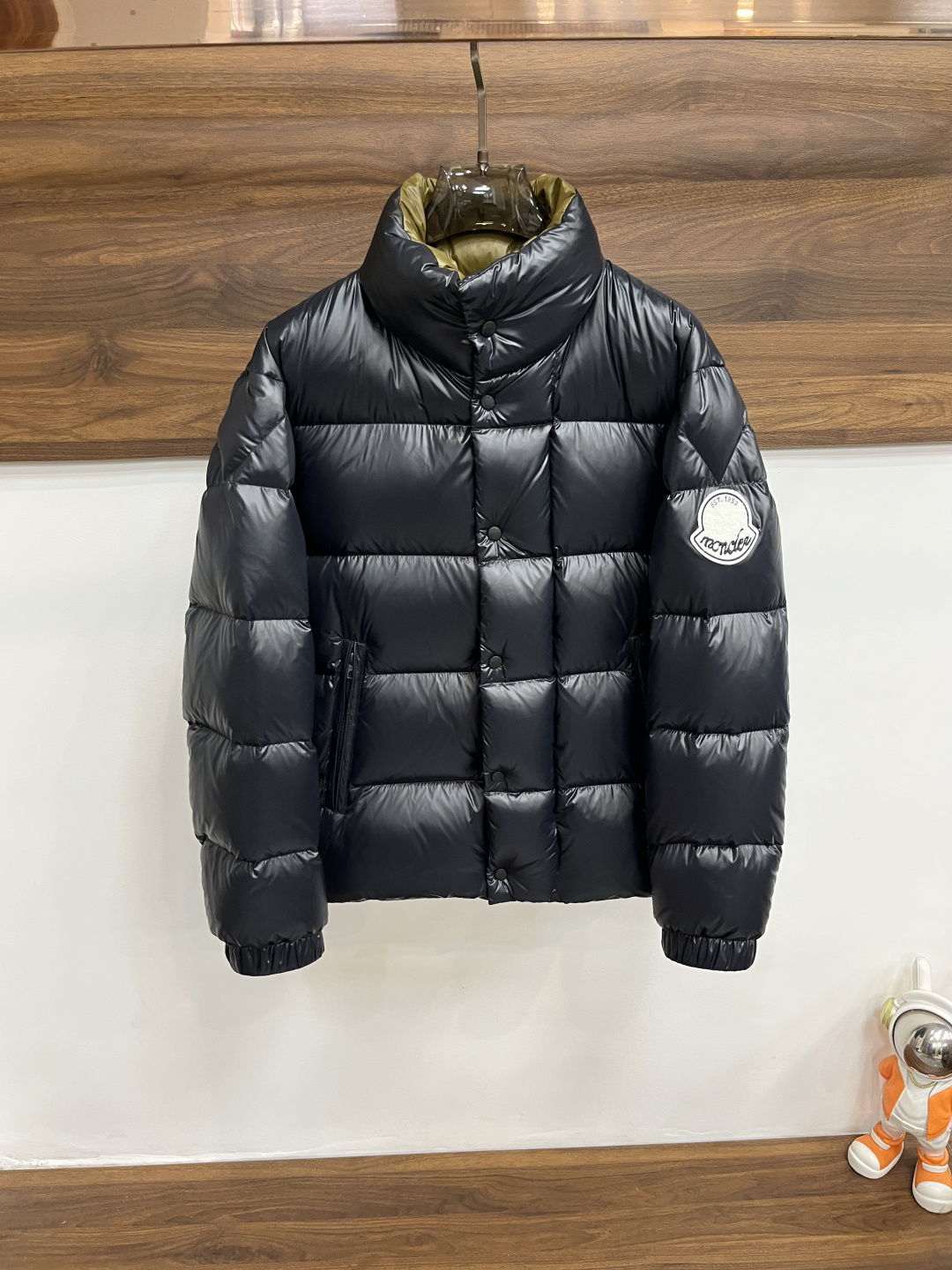 NO:597269,Mainly recommending down Moncler's latest fashion designer down jacket with a hooded collar, top-notch luxury down jacket for winter, popular down jacket, 90# white goose down filling, every detail shows craftsmanship, and enough advanced structural tailoring design changes to show men's diverse image changes, slim and neat, tailored to meet the current popular multi-layered outfits, versatile style for life!  Color black green off-white Size M-3XL H new model debut,,Moncler,jackets & coats,down jacket,alexander wang19860909主推羽绒 Moncler 最新款时尚设计师款羽绒外套蒙口立领羽绒服,冬季顶级轻奢羽绒服,爆款羽绒服,90#白鹅绒填充,处处细节显工艺足够的高级结构性剪裁的设计改变来展现男士多样的形象变化,修身利落、剪裁合体,满足时下正流行的多层次穿搭,生活百搭款式！ 颜色黑色 绿色 米白 码数M-3XL H新款首发,,Moncler,jackets & coats,down jacket,alexander wang,Men's clothing
