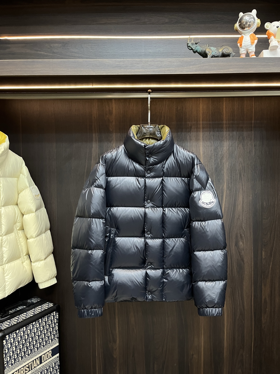 NO:629196,The main recommendation is the down Moncler 2025 latest fashion designer style down jacket with a mouth and stand collar. It is the top light luxury down jacket in winter, a popular down jacket, filled with 90# white goose down. Every detail shows the craftsmanship. The design changes of the advanced structural tailoring are enough to show the diverse image changes of men. It is slim and neat, and the tailoring is well-fitting. It meets the current popular multi-layered outfits and is a versatile style in life!  Color black green off-white Size M-3XL H2025 new model debut, Moncler, jackets & coats, down jacket, alexander wang19860909主推羽绒 Moncler 2025最新款时尚设计师款羽绒外套蒙口立领羽绒服,冬季顶级轻奢羽绒服,爆款羽绒服,90#白鹅绒填充,处处细节显工艺足够的高级结构性剪裁的设计改变来展现男士多样的形象变化,修身利落、剪裁合体,满足时下正流行的多层次穿搭,生活百搭款式！ 颜色黑色 绿色 米白 码数M-3XL H2025新款首发,,Moncler,jackets & coats,down jacket,alexander wang,Men's clothing
