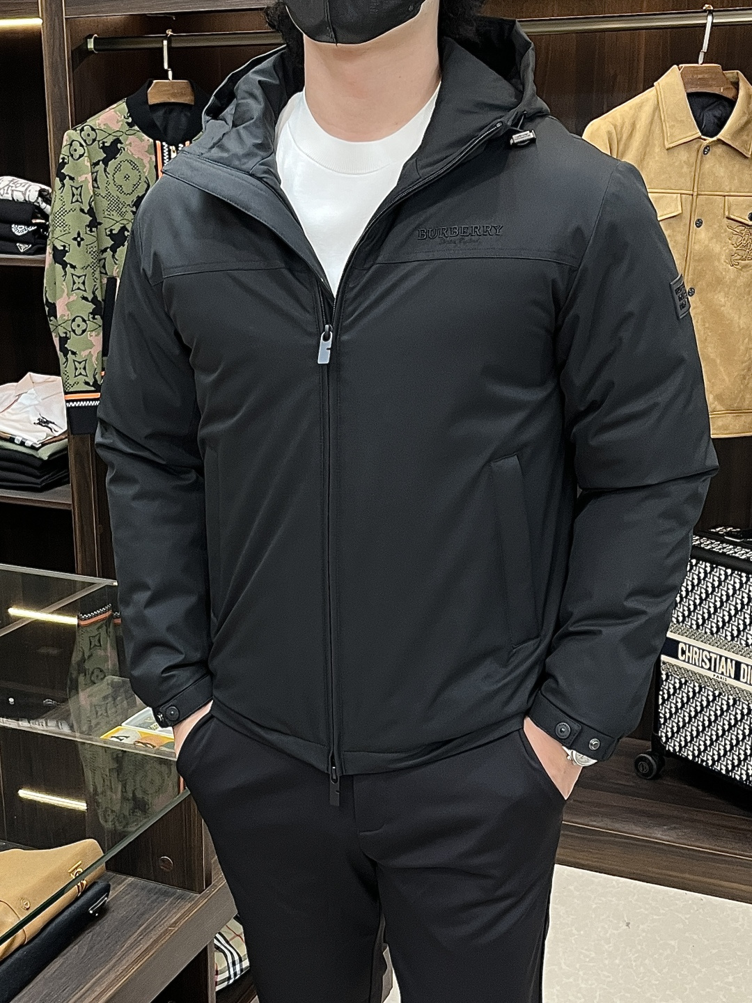 NO:608332,Mainly recommend down Burberry 2025 latest fashion designer down jacket Burberry hooded down jacket, top light luxury down jacket in winter, popular down jacket, 90# white goose down filling, every detail shows craftsmanship, enough advanced structural tailoring design changes to show men's diverse image changes, slim fit, tailoring, to meet the current popular multi-layered wear, versatile style for life!  Color black Size M-3XL H2025 new model first release,,burberry,burberry,jackets & coats,down jacket,hats,alexander wang19860909主推羽绒 Burberry 2025最新款时尚设计师款羽绒外套巴宝莉连帽羽绒服,冬季顶级轻奢羽绒服,爆款羽绒服,90#白鹅绒填充,处处细节显工艺足够的高级结构性剪裁的设计改变来展现男士多样的形象变化,修身利落、剪裁合体,满足时下正流行的多层次穿搭,生活百搭款式！ 颜色黑色 码数M-3XL H2025新款首发,,burberry,burberry,jackets & coats,down jacket,hats,alexander wang,Men's clothing