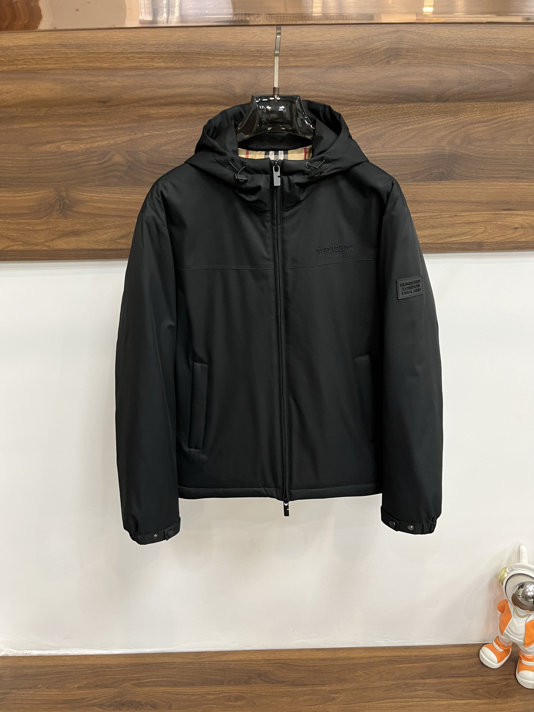 NO:597272,Mainly recommending down, Burberry's latest fashion designer down jacket, Burberry hooded down jacket, top-notch luxury down jacket in winter, popular down jacket, 90# white goose down filling, every detail shows craftsmanship, enough advanced structural tailoring design changes to show men's diverse image changes, slim fit, tailoring, to meet the current popular multi-layered wear, versatile style for life!  Color black Size M-3XL H new model first release,,burberry,burberry,jackets & coats,down jacket,hats,alexander wang19860909主推羽绒 Burberry 最新款时尚设计师款羽绒外套巴宝莉连帽羽绒服,冬季顶级轻奢羽绒服,爆款羽绒服,90#白鹅绒填充,处处细节显工艺足够的高级结构性剪裁的设计改变来展现男士多样的形象变化,修身利落、剪裁合体,满足时下正流行的多层次穿搭,生活百搭款式！ 颜色黑色 码数M-3XL H新款首发,,burberry,burberry,jackets & coats,down jacket,hats,alexander wang,Men's clothing