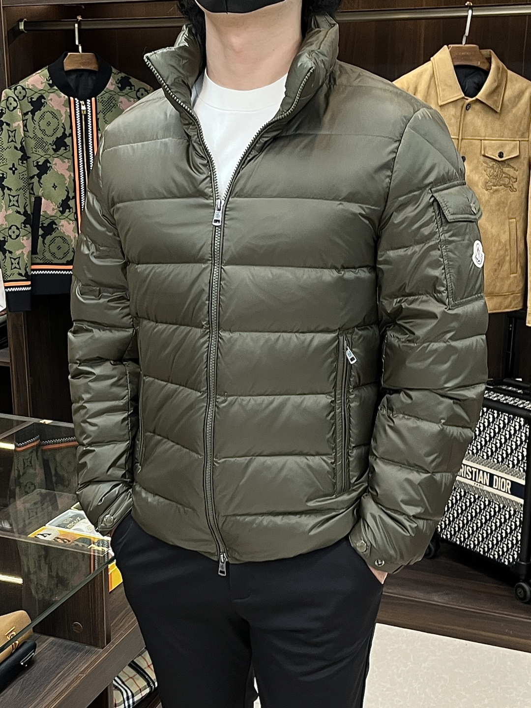 NO:594882,Mainly recommending down Moncler's latest fashion designer down jacket with a hooded collar, top-notch luxury down jacket for winter, popular down jacket, 90# white goose down filling, every detail shows craftsmanship, and enough advanced structural tailoring design changes to show men's diverse image changes, slim and neat, tailored to meet the current popular multi-layered outfits, versatile style for life!  Color green Size M-3XL H new model first release,,Moncler,jackets & coats,down jacket,alexander wang19860909主推羽绒 Moncler 最新款时尚设计师款羽绒外套蒙口立领羽绒服,冬季顶级轻奢羽绒服,爆款羽绒服,90#白鹅绒填充,处处细节显工艺足够的高级结构性剪裁的设计改变来展现男士多样的形象变化,修身利落、剪裁合体,满足时下正流行的多层次穿搭,生活百搭款式！ 颜色绿色 码数M-3XL H新款首发,,Moncler,jackets & coats,down jacket,alexander wang,Men's clothing