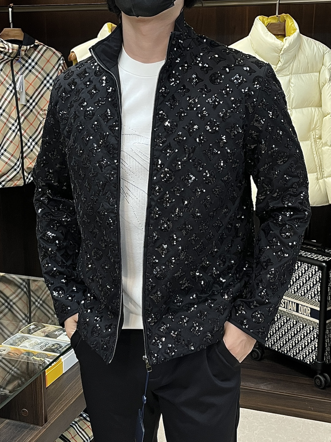 NO:629182,The main recommendation is Lv's new heavy industry letter sequin embroidered cardigan jacket for autumn and winter. It is a beautiful high-end custom woven sequin yarn blend. It is super beautiful and super shiny. √ The three-dimensional tailoring version makes the upper body look slimmer. The molded logo letter sequin embroidery is perfect. The details are perfect, and the plate fabric is super comfortable. Create a casual style with a graphic style, the same style for men and women. Highly recommended!  Code number 46 48 50 52 H2025,,louis vuitton,jackets & coats,alexander wang19860909主推 Lv 新款秋冬重工字母珠片绣开衫外套,绝美高级定制编织珠片纱混纺超美超闪亮√ 立体剪裁版型上身巨显瘦开模logo字母珠片绣.细节完美,板型面料超舒适 打造具有图型风格的休闲造型,男女同款,强烈推荐！ 码数46 48 50 52 H2025,,louis vuitton,jackets & coats,alexander wang,Men's clothing