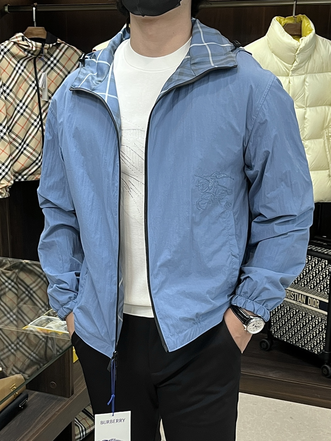 NO:645824,The main recommendation is Burberry's 25 new reversible plaid coat. This lightweight twill coat not only incorporates the brand's iconic Burberry plaid elements, but also cleverly incorporates the EKD appliqué design, making every turn a focus of attention.  The biggest highlight of the jacket is its unique reversible design. One side is the classic Burberry plaid, with delicate weave and sharp color contrast, highlighting the brand's unique charm and extraordinary taste; the other side is made of solid color and embellished with exquisite EKD appliqués, which is simple yet stylish, showing a low-key and luxurious fashion attitude. No matter which side it is on, it can easily control various occasions and meet different dressing needs.  This jacket adopts a loose and comfortable casual design, with a drawstring hood and hem. The tightness can be adjusted freely according to personal preferences to create an exclusive wearing experience. At the same time, the design of zipper side pockets on both sides and snap-button pockets on the back are both practical and beautiful. They are convenient for storing personal belongings and also add a sense of layering to the overall look.  The elastic cuffs are designed to fit the wrist line, effectively preventing wind and warmth without losing flexibility. The carefully decorated Equestrian Knight logo (EKD) appliques on both sides pay tribute and inheritance to the brand's history and tradition. Every detail reveals the craftsman's exquisite craftsmanship and the brand's profound heritage. This reversible plaid jacket is undoubtedly a must-have in the wardrobe. Color Black Gray Blue Size S M L XL,, burberry, burberry, jackets &  coats,hats,alexander wang19860909主推 Burberry 巴宝莉 25新款双面两穿格纹外套,这款轻盈斜纹外套,不仅融合了品牌标志性的Burberry格纹元素,更巧妙融入马术骑士徽标(EKD)贴花设计,让每一次转身都成为瞩目的焦点. 外套的最大亮点在于其独特的双面两穿设计.一面是经典的Burberry格纹,以细腻的织法与鲜明的色彩对比,彰显品牌的独特魅力与不凡品味；另一面则以纯色为底,点缀以精致的马术骑士徽标(EKD)贴花,简约而不失格调,展现低调奢华的时尚态度.无论是哪一面,都能轻松驾驭各种场合,满足不同的穿搭需求. 此款外套采用宽松舒适的休闲版型设计,搭配抽绳式连帽与衣摆,可根据个人喜好自由调节松紧度,打造专属的穿着体验.同时,两侧拉链侧袋与反面按扣口袋的设计,既实用又美观,方便存放随身物品的同时,也为整体造型增添了几分层次感. 弹性袖口设计贴合手腕线条,有效防风保暖又不失灵活性.两侧精心装饰的马术骑士徽标(EKD)贴花,则是对品牌历史与传统的致敬与传承,每一处细节都透露着匠人的精湛工艺与品牌的深厚底蕴,这款双面两穿格纹外套无疑是衣橱中的必备之选. 颜色黑色 灰蓝 码数S M L XL,,burberry,burberry,jackets & coats,hats,alexander wang,Men's clothing