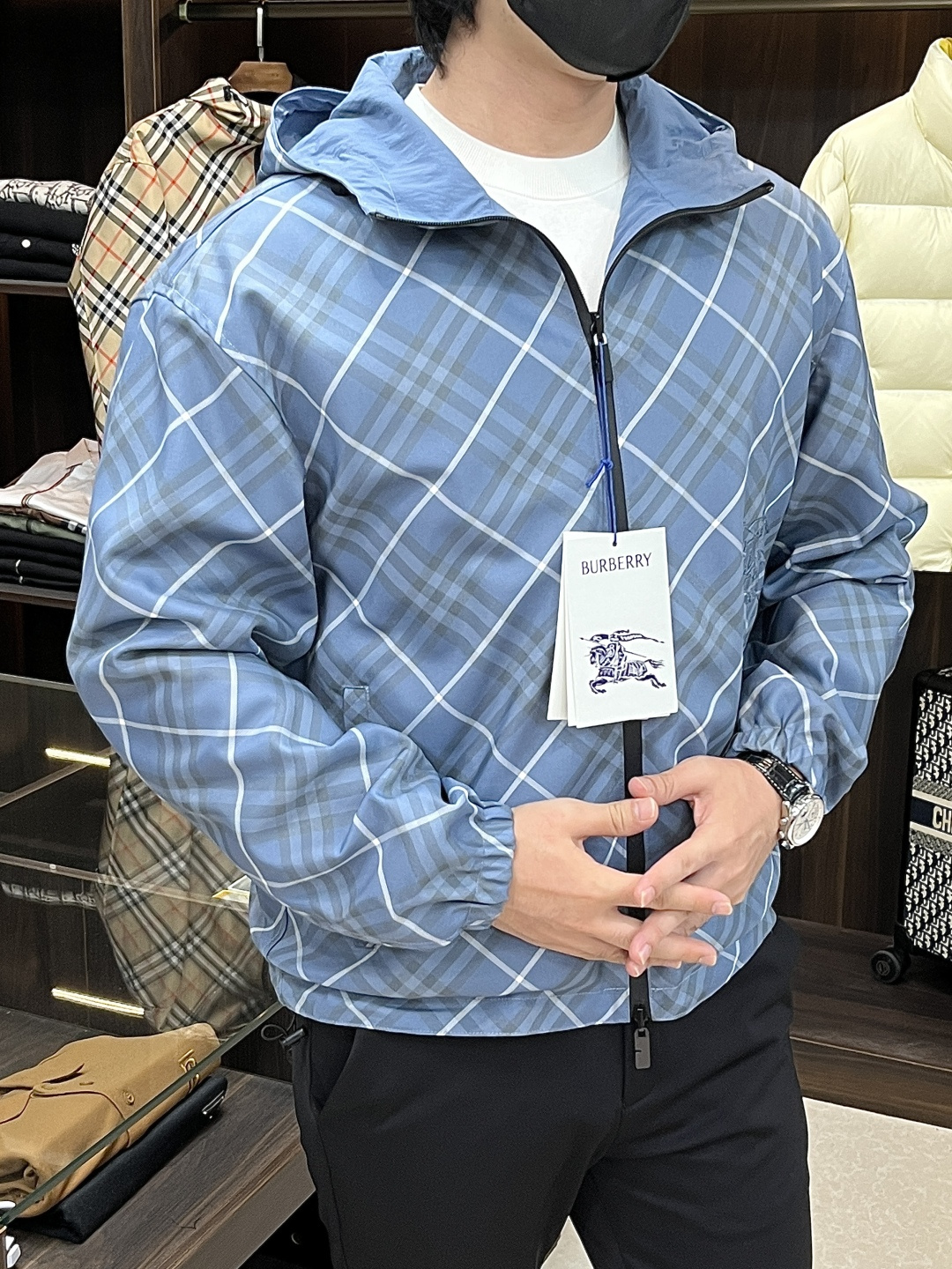 NO:629189,The main recommendation is Burberry's 25 new reversible plaid coat. This lightweight twill coat not only incorporates the brand's iconic Burberry plaid elements, but also cleverly incorporates the EKD appliqué design, making every turn a focus of attention.  The biggest highlight of the jacket is its unique reversible design. One side is the classic Burberry plaid, with delicate weave and sharp color contrast, highlighting the brand's unique charm and extraordinary taste; the other side is made of solid color and embellished with exquisite EKD appliqués, which is simple yet stylish, showing a low-key and luxurious fashion attitude. No matter which side it is on, it can easily control various occasions and meet different dressing needs.  This jacket adopts a loose and comfortable casual design, with a drawstring hood and hem. The tightness can be adjusted freely according to personal preferences to create an exclusive wearing experience. At the same time, the design of zipper side pockets on both sides and snap-button pockets on the back are both practical and beautiful. They are convenient for storing personal belongings and also add a sense of layering to the overall look.  The elastic cuffs are designed to fit the wrist line, effectively preventing wind and warmth without losing flexibility. The carefully decorated Equestrian Knight logo (EKD) appliques on both sides pay tribute and inheritance to the brand's history and tradition. Every detail reveals the craftsman's exquisite craftsmanship and the brand's profound heritage. This reversible plaid jacket is undoubtedly a must-have in the wardrobe. Color Black Gray Blue Size S M L XL,, burberry, burberry, jackets &  coats,hats,alexander wang19860909主推 Burberry 巴宝莉 25新款双面两穿格纹外套,这款轻盈斜纹外套,不仅融合了品牌标志性的Burberry格纹元素,更巧妙融入马术骑士徽标(EKD)贴花设计,让每一次转身都成为瞩目的焦点. 外套的最大亮点在于其独特的双面两穿设计.一面是经典的Burberry格纹,以细腻的织法与鲜明的色彩对比,彰显品牌的独特魅力与不凡品味；另一面则以纯色为底,点缀以精致的马术骑士徽标(EKD)贴花,简约而不失格调,展现低调奢华的时尚态度.无论是哪一面,都能轻松驾驭各种场合,满足不同的穿搭需求. 此款外套采用宽松舒适的休闲版型设计,搭配抽绳式连帽与衣摆,可根据个人喜好自由调节松紧度,打造专属的穿着体验.同时,两侧拉链侧袋与反面按扣口袋的设计,既实用又美观,方便存放随身物品的同时,也为整体造型增添了几分层次感. 弹性袖口设计贴合手腕线条,有效防风保暖又不失灵活性.两侧精心装饰的马术骑士徽标(EKD)贴花,则是对品牌历史与传统的致敬与传承,每一处细节都透露着匠人的精湛工艺与品牌的深厚底蕴,这款双面两穿格纹外套无疑是衣橱中的必备之选. 颜色黑色 灰蓝 码数S M L XL,,burberry,burberry,jackets & coats,hats,alexander wang,Men's clothing