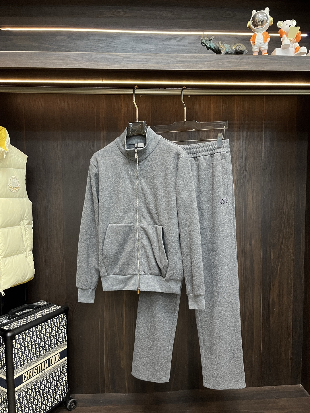 NO:597279,Mainly recommended clothes: pants Dior 25SS new zipper knitted suit. This suit is made of knitted fabrics. The top has a zipper opening and the pockets are decorated with exclusive CD embroidery. The pants have an elastic waist design and embroidery work on the pockets. The entire upper body of the suit is very comfortable and handsome. The style is very unique. It is versatile for leisure and sports. Highly recommended!  Top and pants sizes S M L XL,,dior,dior,alexander wang19860909主推衣服 裤子 Dior 迪奥 25SS新款拉链针织套装,这款套装采用针织面料制作而成,上衣拉链式开合,口袋处饰有CD独家绣花;裤子松紧腰头设计,口袋处绣花工艺,整款套装上身非常舒适帅气,款式非常独特,休闲运动都巨百搭,强烈推荐！ 上衣和裤子码数S M L XL,,dior,dior,alexander wang,Men's clothing