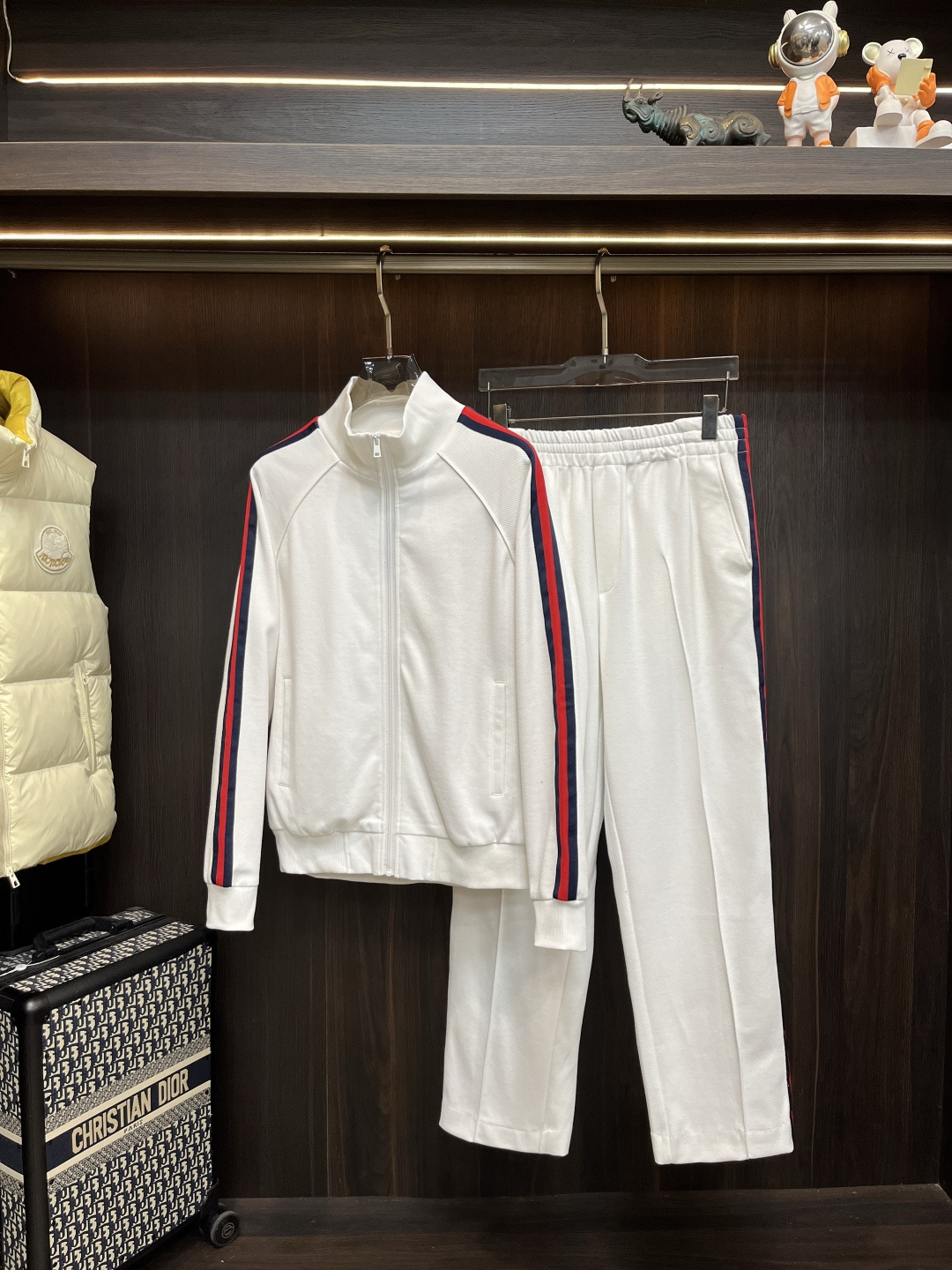 NO:597282,Mainly recommended clothes: pants P Gucc25SS new contrasting webbing sports suit. This sports suit is made of pure cotton fabric. The top has a zipper opening and closing design, with classic English letter embroidery on the back shoulders, and contrasting webbing on the sides of the sleeves. The pants have an elastic waist design and 4 pockets. The style is very novel and unique. The upper body effect is great. It is versatile for sports and leisure. It is the same style for men and women. Highly recommended!  Size S M L XL,,gucci,alexander wang19860909主推衣服 裤子P Gucc25SS新款撞色织带运动套装,这款运动套装采用纯棉面料制作而成,上衣拉链开合设计,后肩处有经典英文字母绣花工艺,两袖侧搭配有撞色织带.裤子松紧腰头设计,搭配有4口袋,款式非常新颖独特,上身效果超赞,运动休闲都巨百搭,男女同款,强烈推荐！ 码数S M L XL,,gucci,alexander wang,Men's clothing