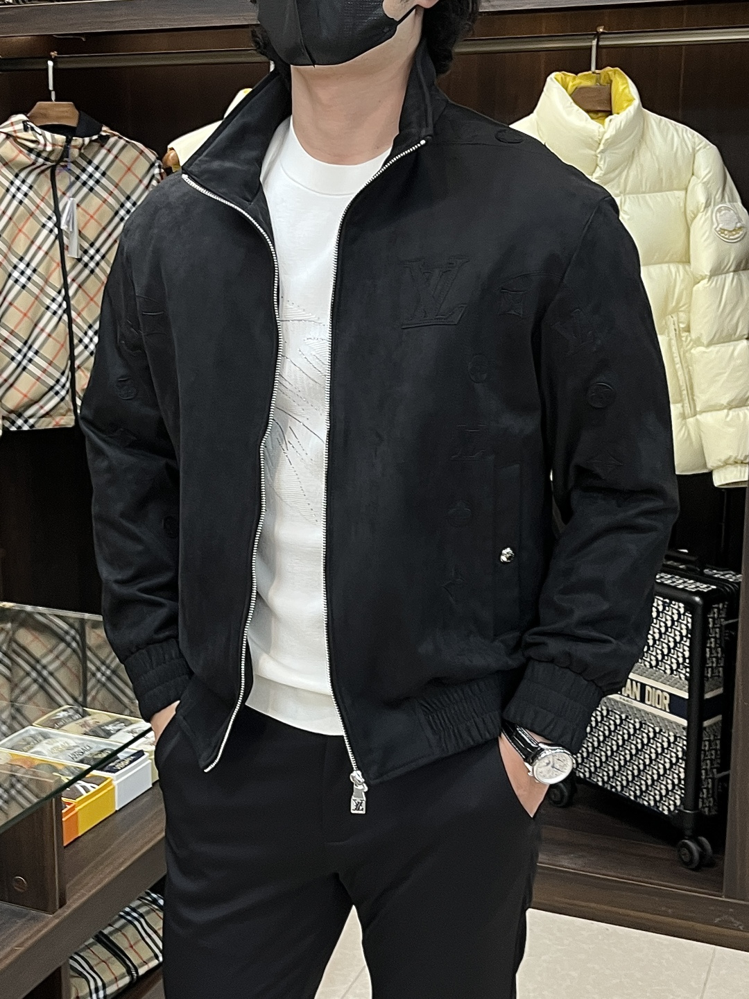 NO:597274,The main recommendation is Lv’s 2025ss autumn new release of the donkey brand stand-up collar jacket, autumn hot-selling cotton jacket, suede fabric is comfortable and slim, lazy and casual, combined with clean and simple colors, it is particularly eye-catching and suitable for daily wear~ We introduce sports items decorated with vibrant prints, fashionable and quality life!  Size M-3XL H2025 new model debut,,louis vuitton,louis vuitton,jackets & coats,jackets & coats,chamois leather,alexander wang19860909主推 Lv 2025ss秋季新款发布驴牌立领夹克外套,秋季爆款棉衣外套,麂皮绒面料穿上就是舒适自在又显瘦的存在,慵懒而随性,结合干净简单的色系就特别耐看,适合日常穿着~倾情推出缀饰活力印花的运动单品,时尚品质生活！ 尺码M-3XL H2025新款首发,,louis vuitton,louis vuitton,jackets & coats,jackets & coats,chamois leather,alexander wang,Men's clothing